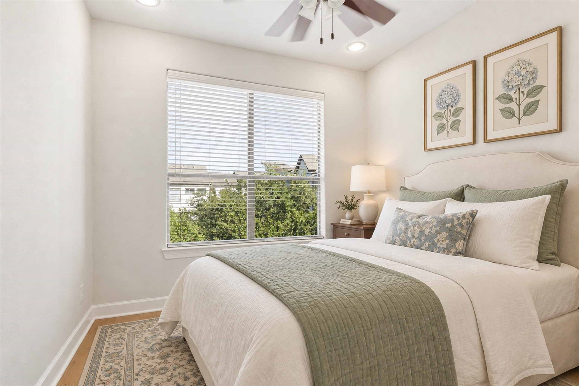 2811 Clay Street, Houston, TX 77003 Staged third floor bedroom with full bath.