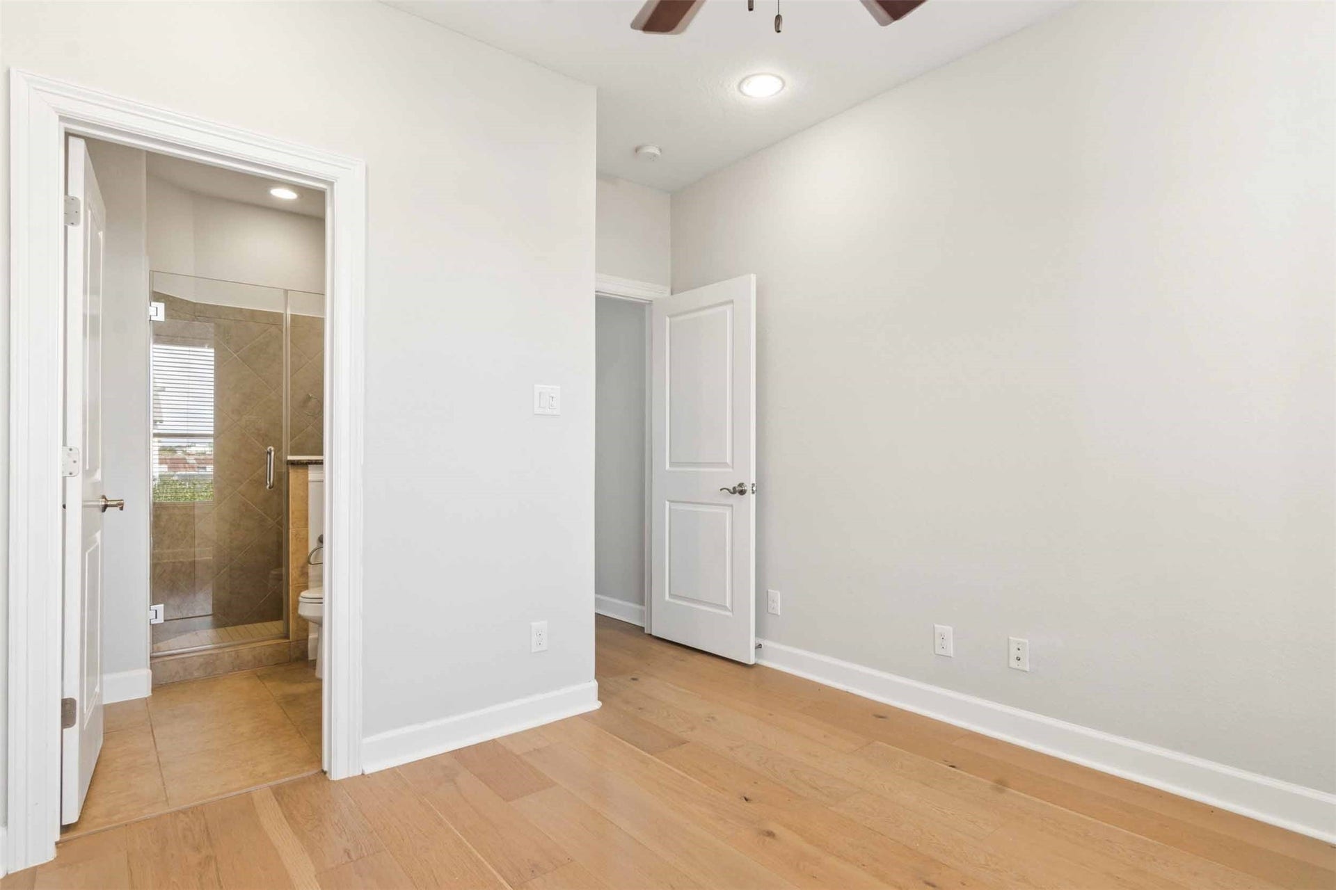 2811 Clay Street, Houston, TX 77003 Third floor bedroom ensuite bath.