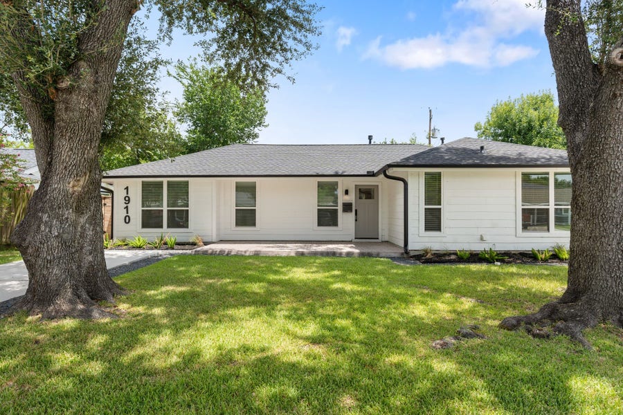 Property photo for 1910 Lynnview Drive, Houston, TX