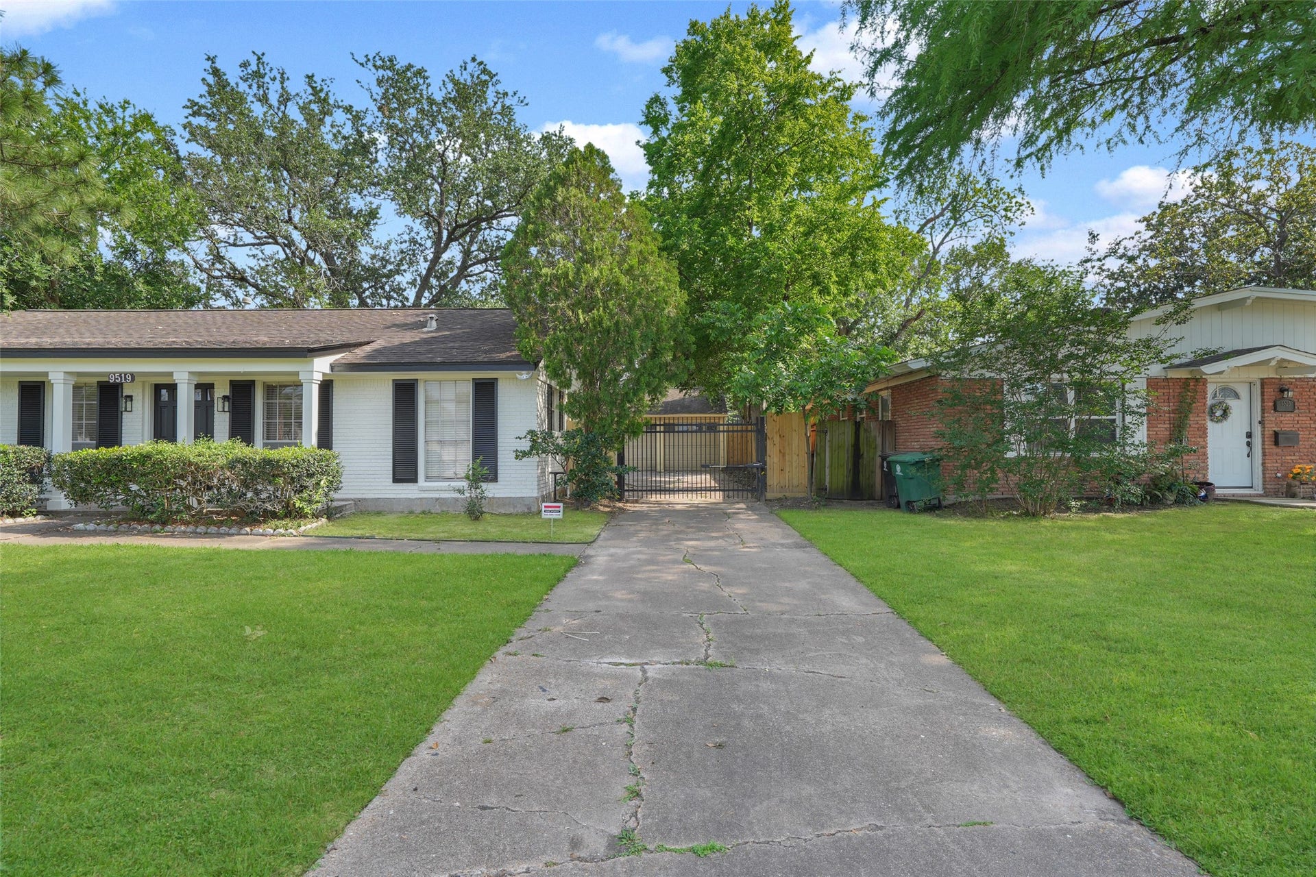 9519 Val Verde Street, Houston, TX 77063 Charming single-story home with a classic exterior, featuring a long driveway, well-maintained lawn, and mature trees. The front porch adds to the welcoming curb appeal.