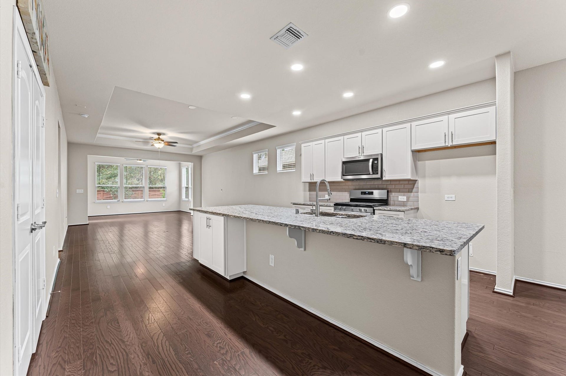 317 Fell Lane, Spring, TX 77382 Flooded with a wealth of natural light, the space is defined by an expansive central prep island with generous counter space and dedicated breakfast bar seating. This creates the ultimate casual gathering spot for family and friends to linger while meals are being prepared.