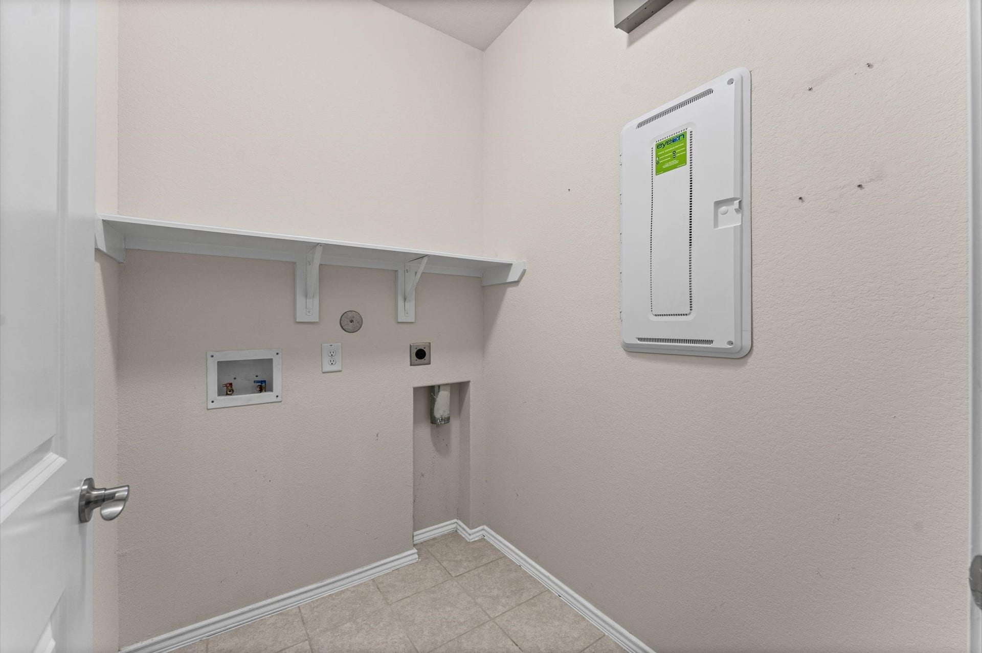 317 Fell Lane, Spring, TX 77382 A modern utility room focused on home ease combines high-efficiency laundry workflows and streamlined organization.