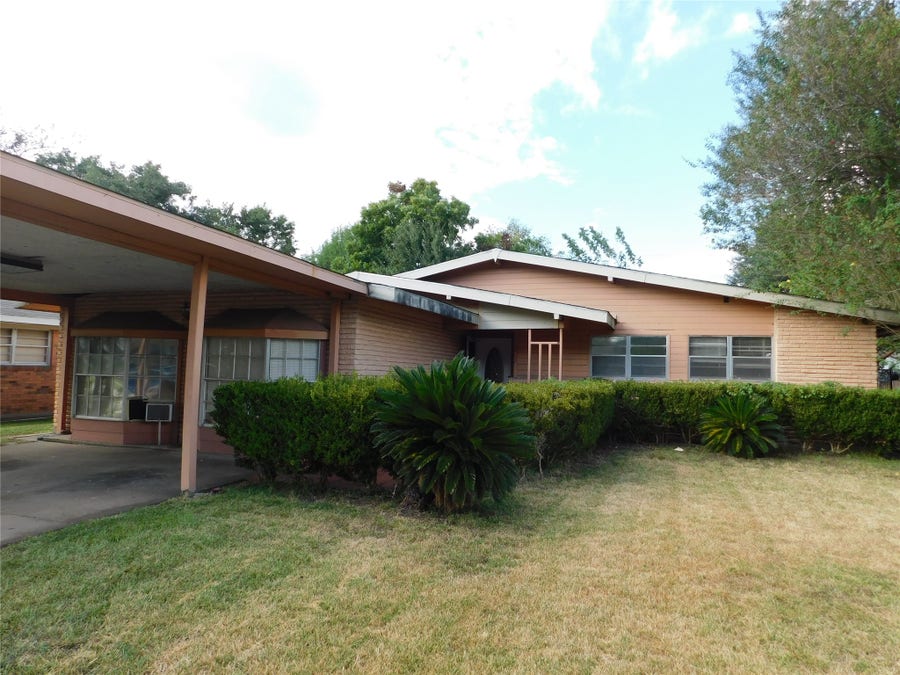 Property photo for 402 Cavalier Lane, Pasadena, TX