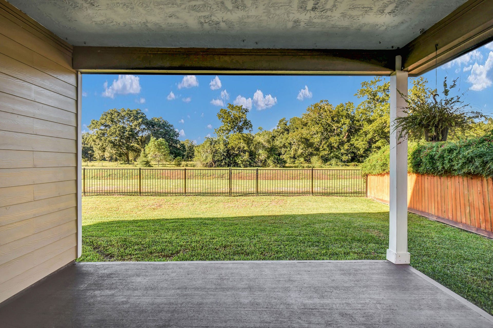 406 Wellshire Drive, West Columbia, TX 77486