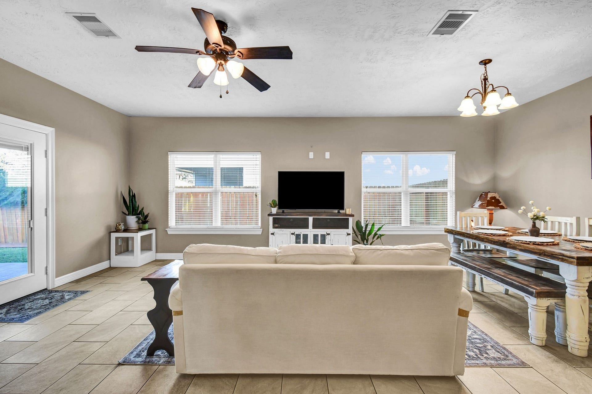406 Wellshire Drive, West Columbia, TX 77486