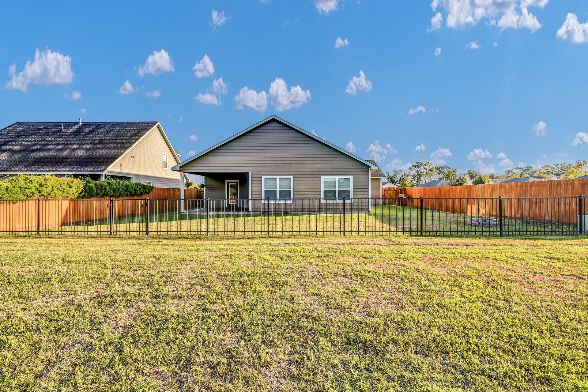 406 Wellshire Drive, West Columbia, TX 77486