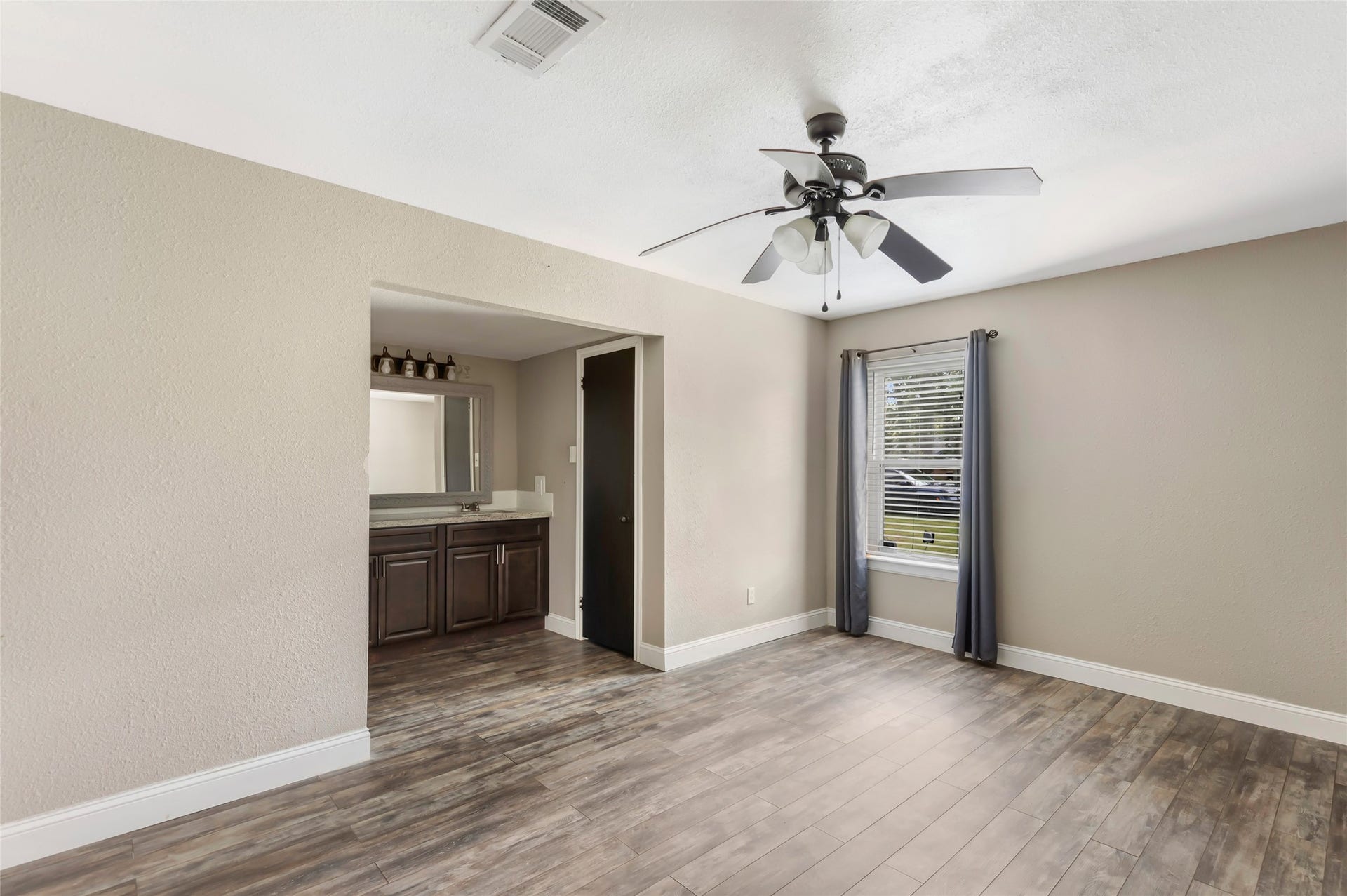 20906 Flaming Arrow Trail, Crosby, TX 77532 Primary bedroom