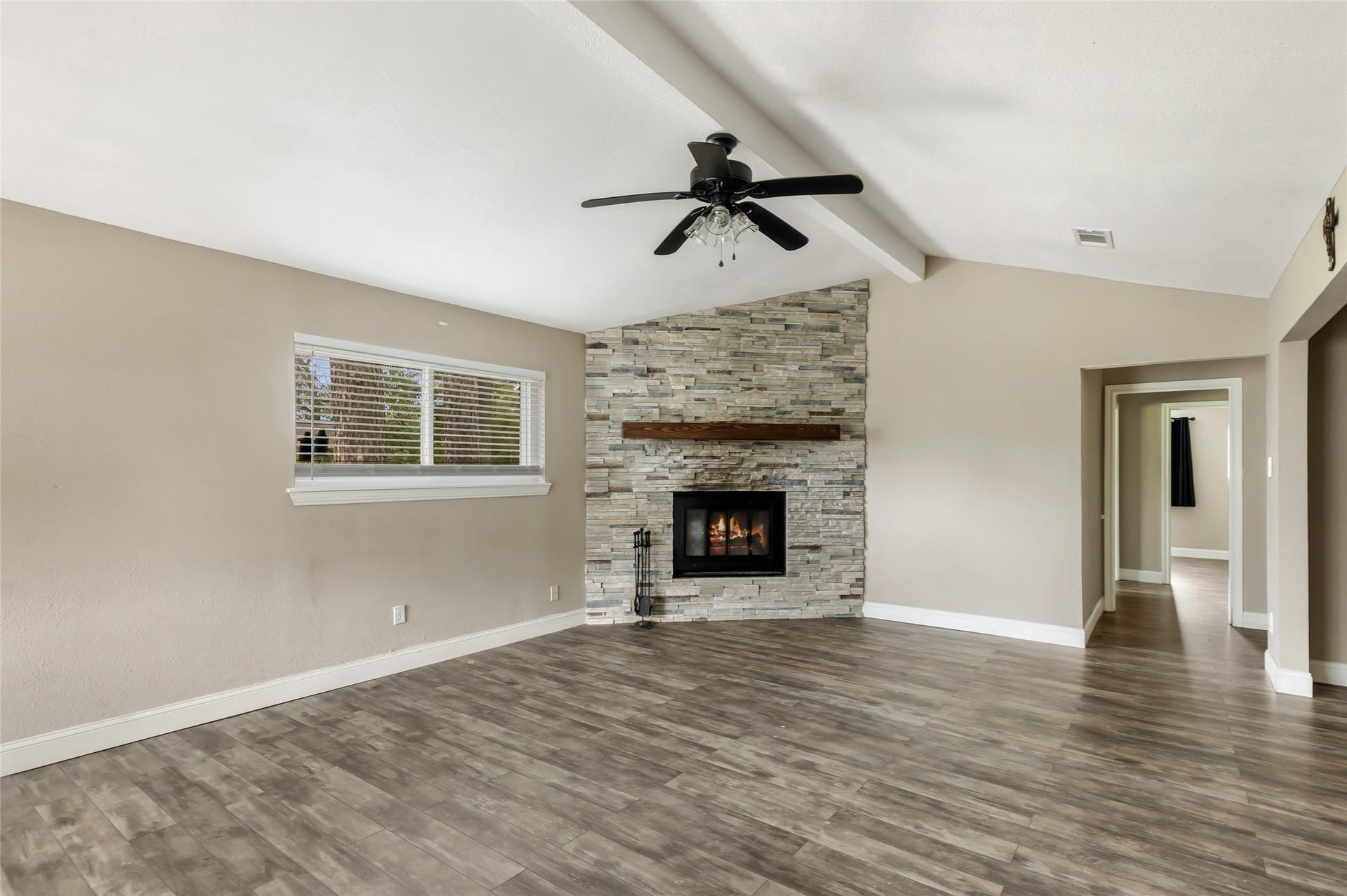 20906 Flaming Arrow Trail, Crosby, TX 77532 Living room