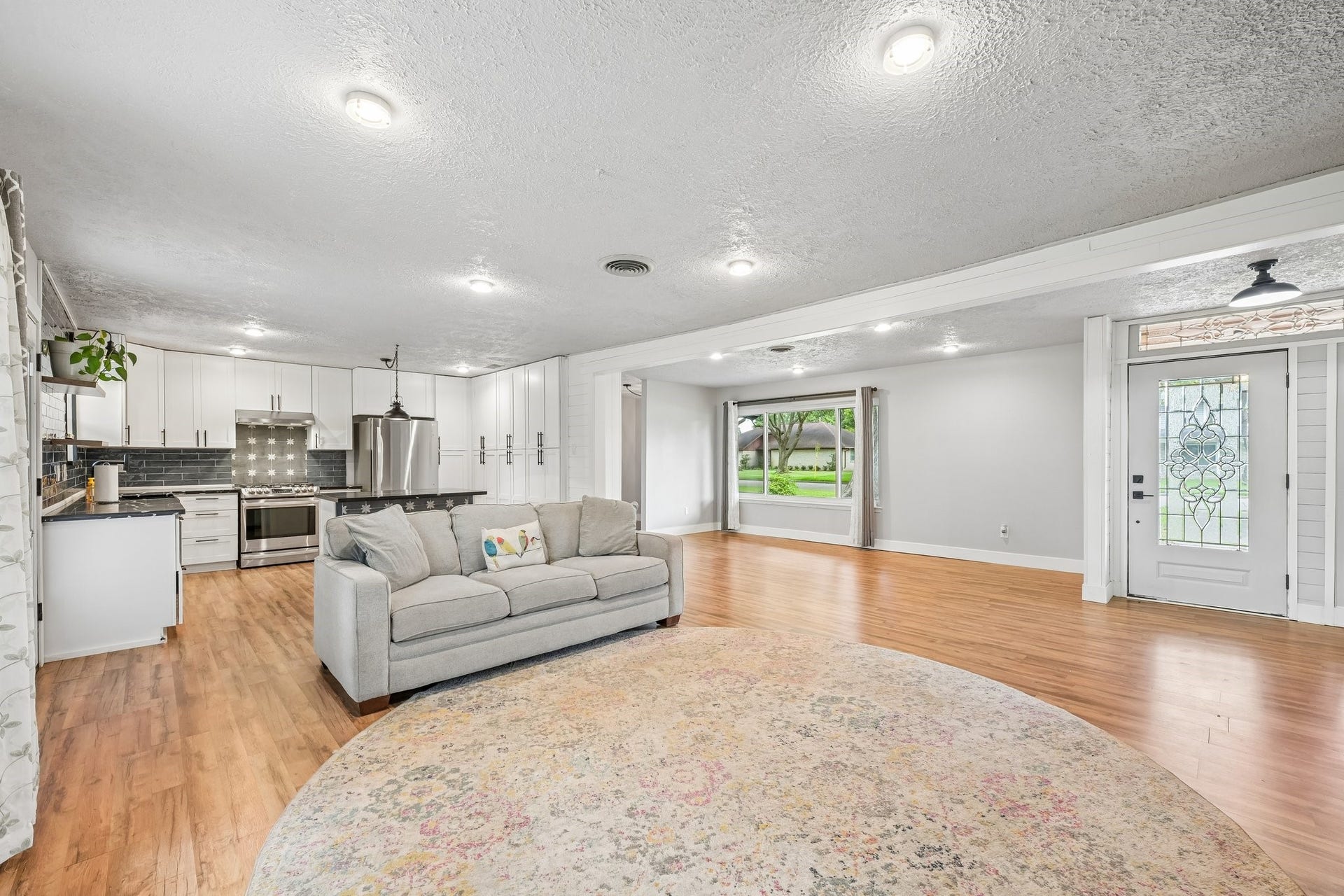 101 W Larkspur Drive, Alvin, TX 77511 Natural light galore.