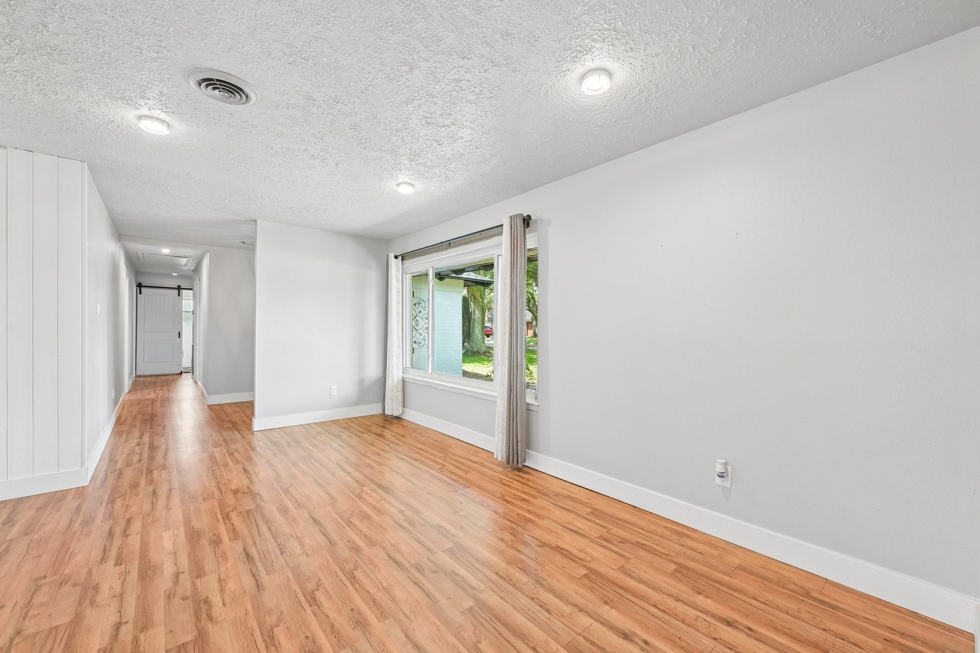 101 W Larkspur Drive, Alvin, TX 77511 Enough space for a very large dining table.