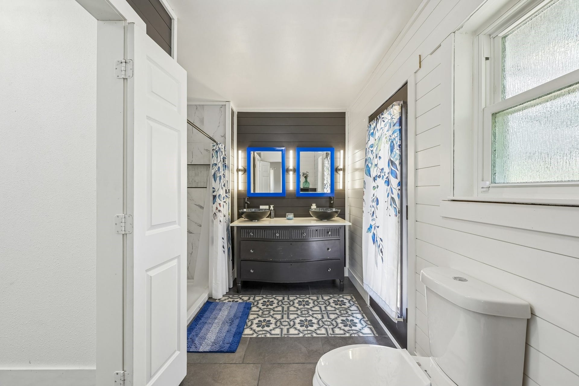 101 W Larkspur Drive, Alvin, TX 77511 The primary ensuite does not disappoint. Very tastefully done.