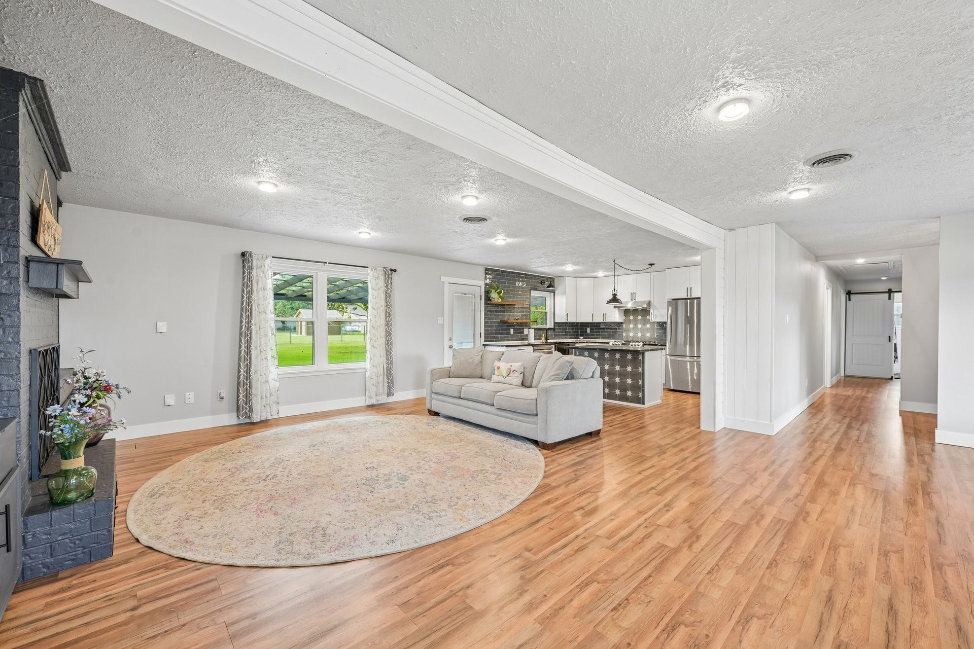 101 W Larkspur Drive, Alvin, TX 77511 Open and airy. Can fit large furniture.