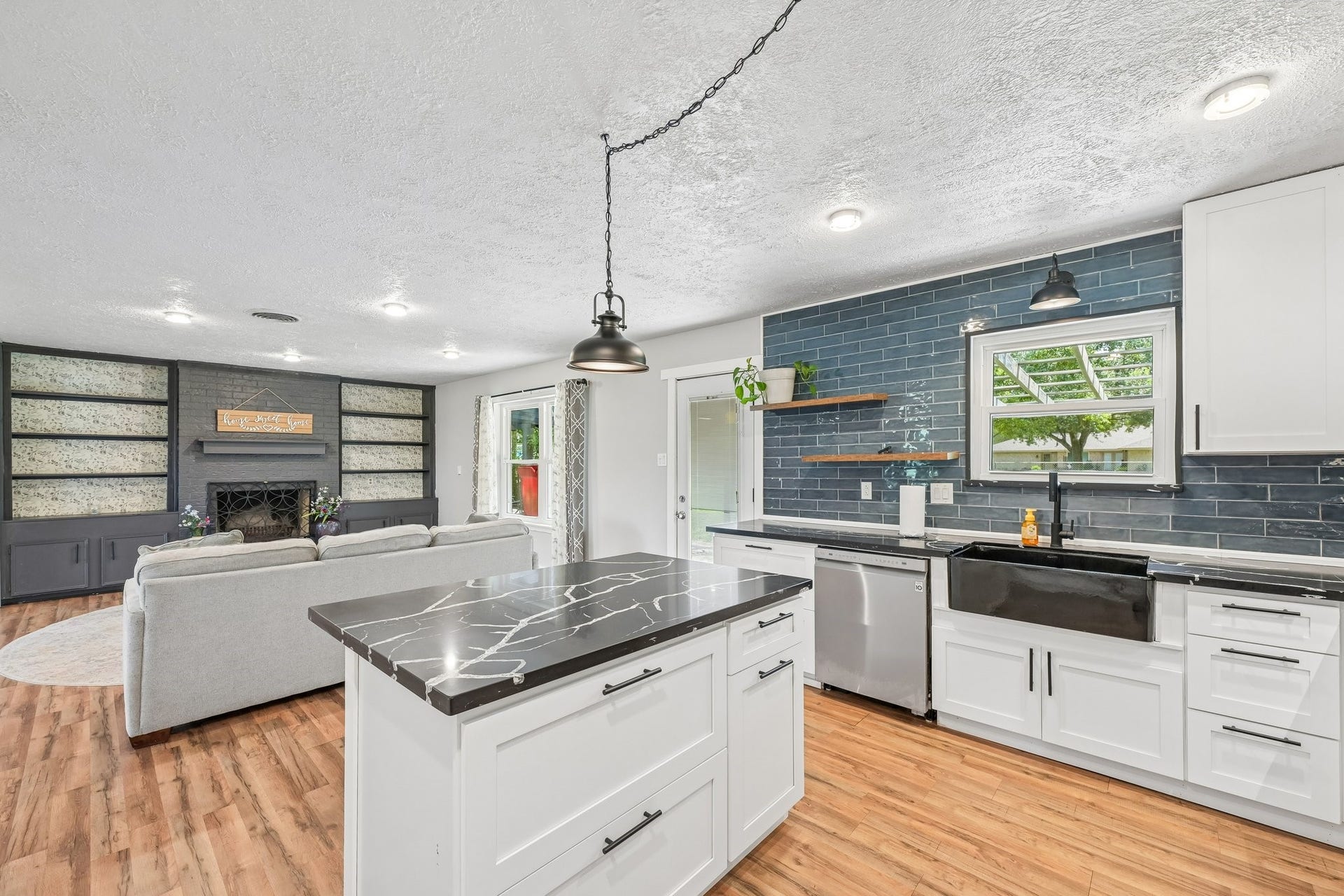 101 W Larkspur Drive, Alvin, TX 77511 Open floorplan allows you to stay connected with your family and guests.