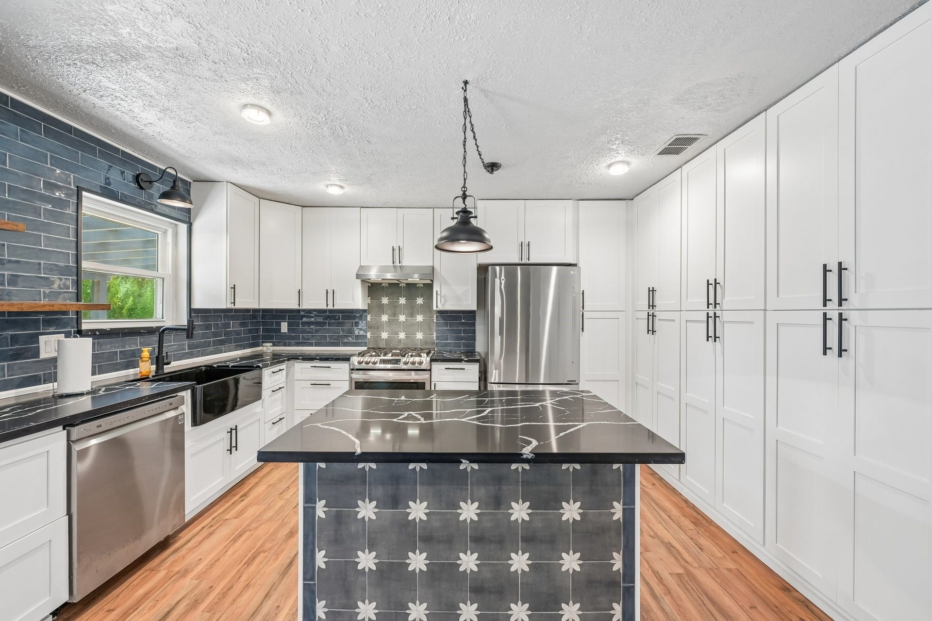 101 W Larkspur Drive, Alvin, TX 77511 A chef's dream kitchen!