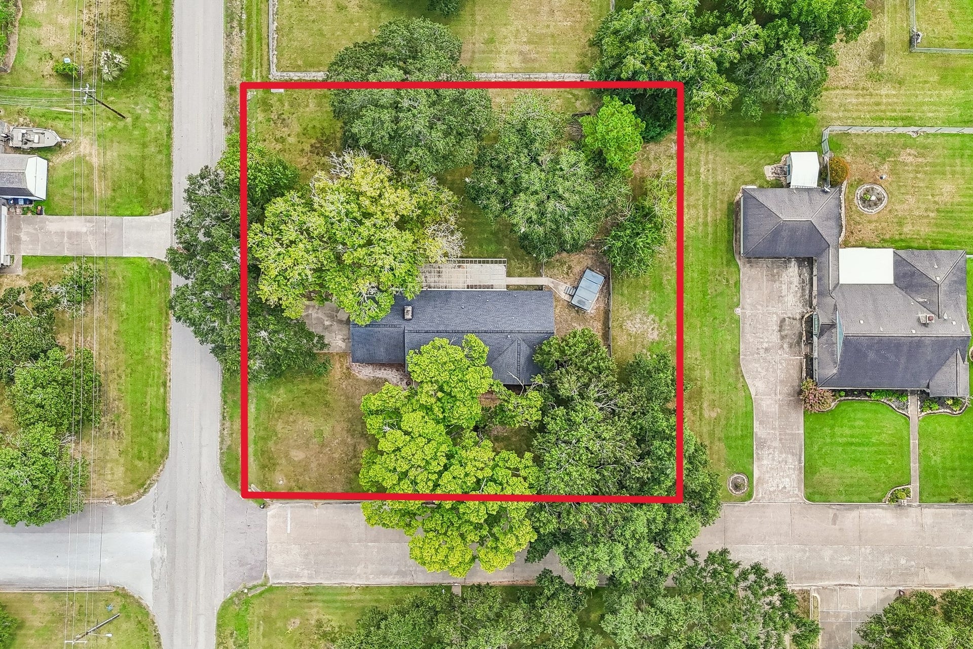 101 W Larkspur Drive, Alvin, TX 77511 Property lines are approximated. Verify with survey for accuracy.