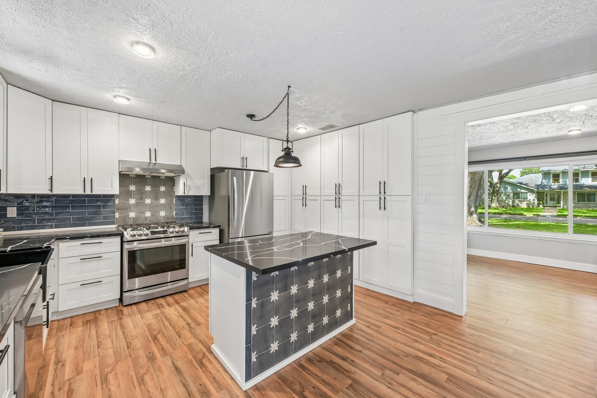 101 W Larkspur Drive, Alvin, TX 77511 Refrigerator included with sale.