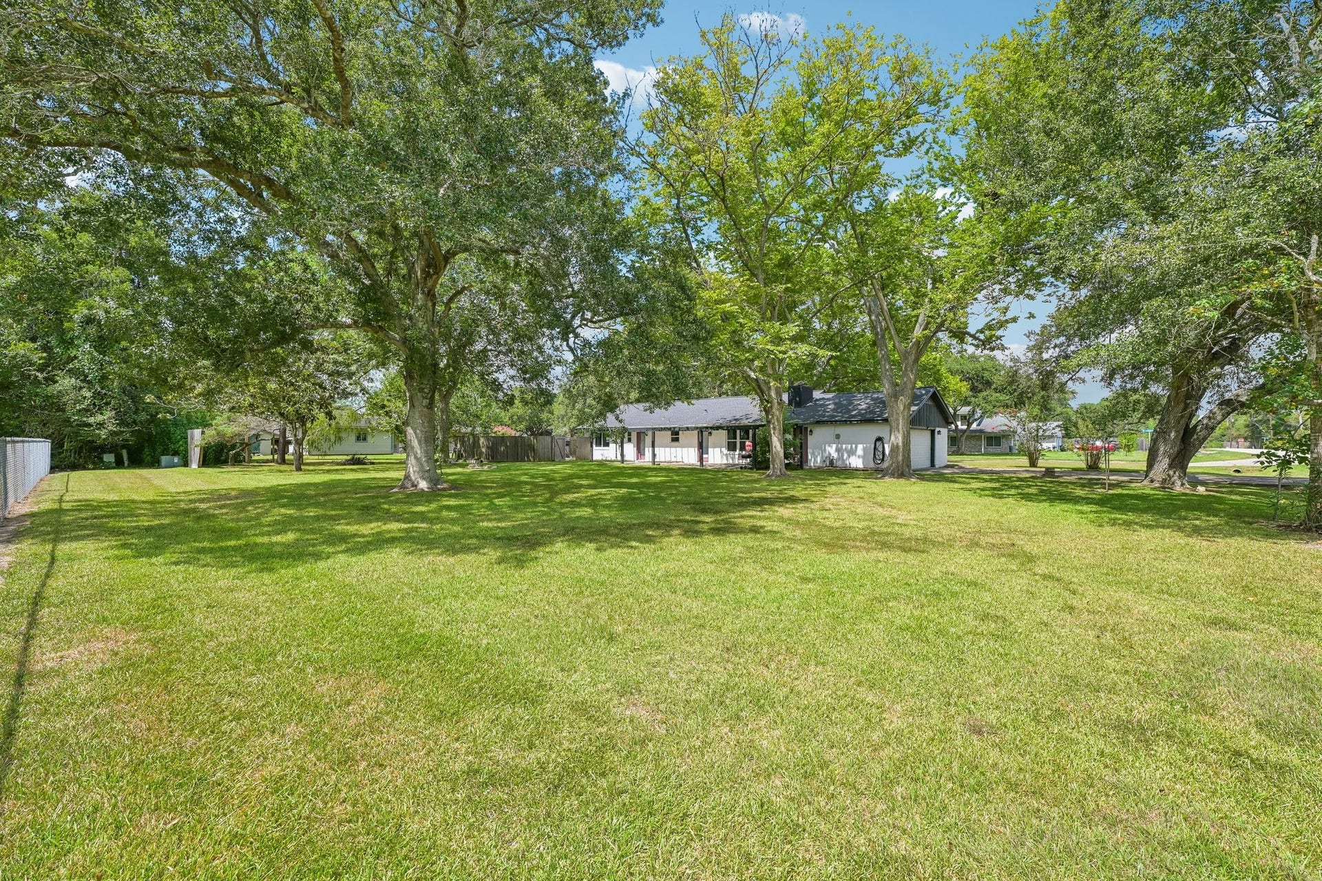 101 W Larkspur Drive, Alvin, TX 77511 HUGE backyard for the family bbq's and games.