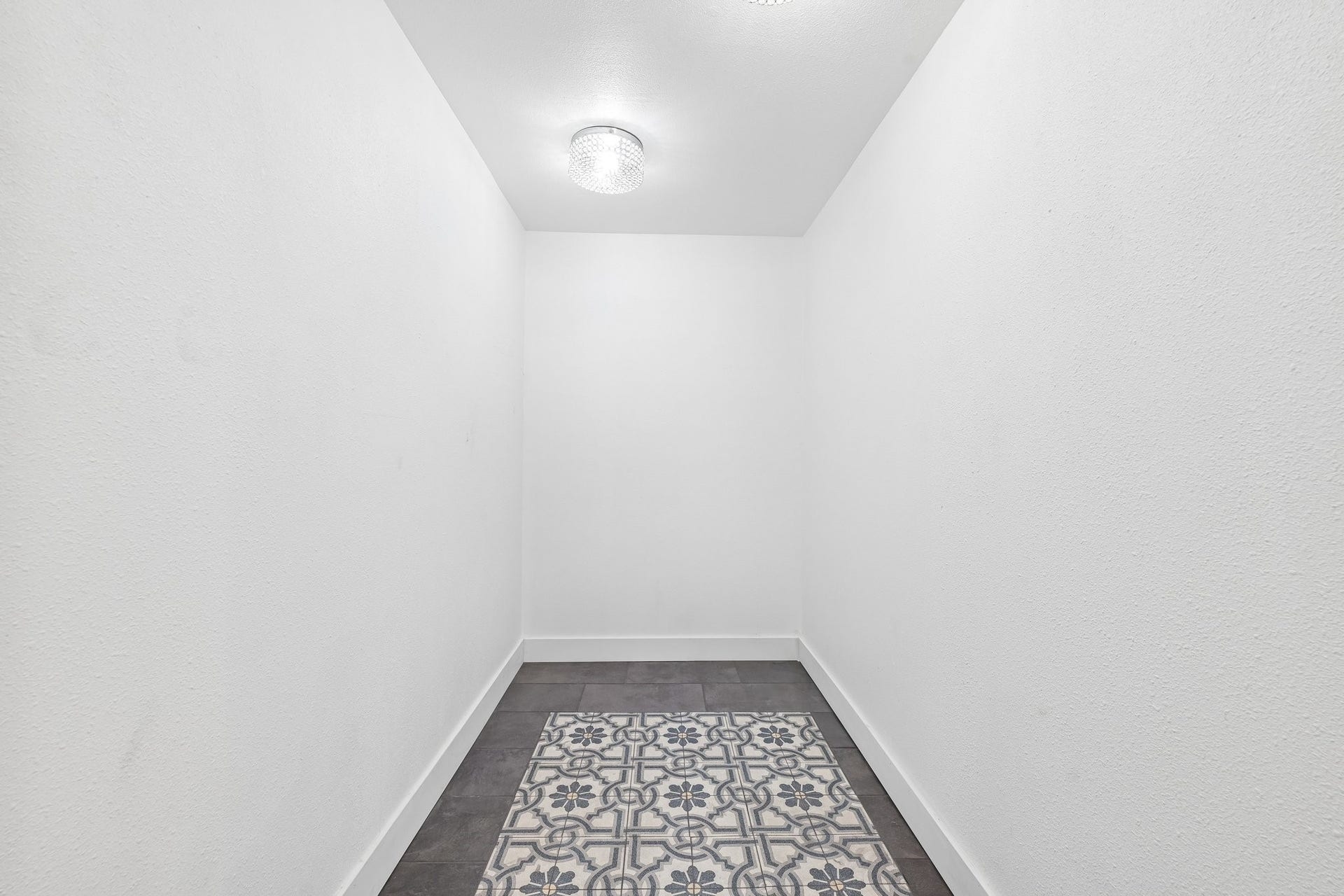 101 W Larkspur Drive, Alvin, TX 77511 Huge walk-in primary closet with beautiful tile floor.