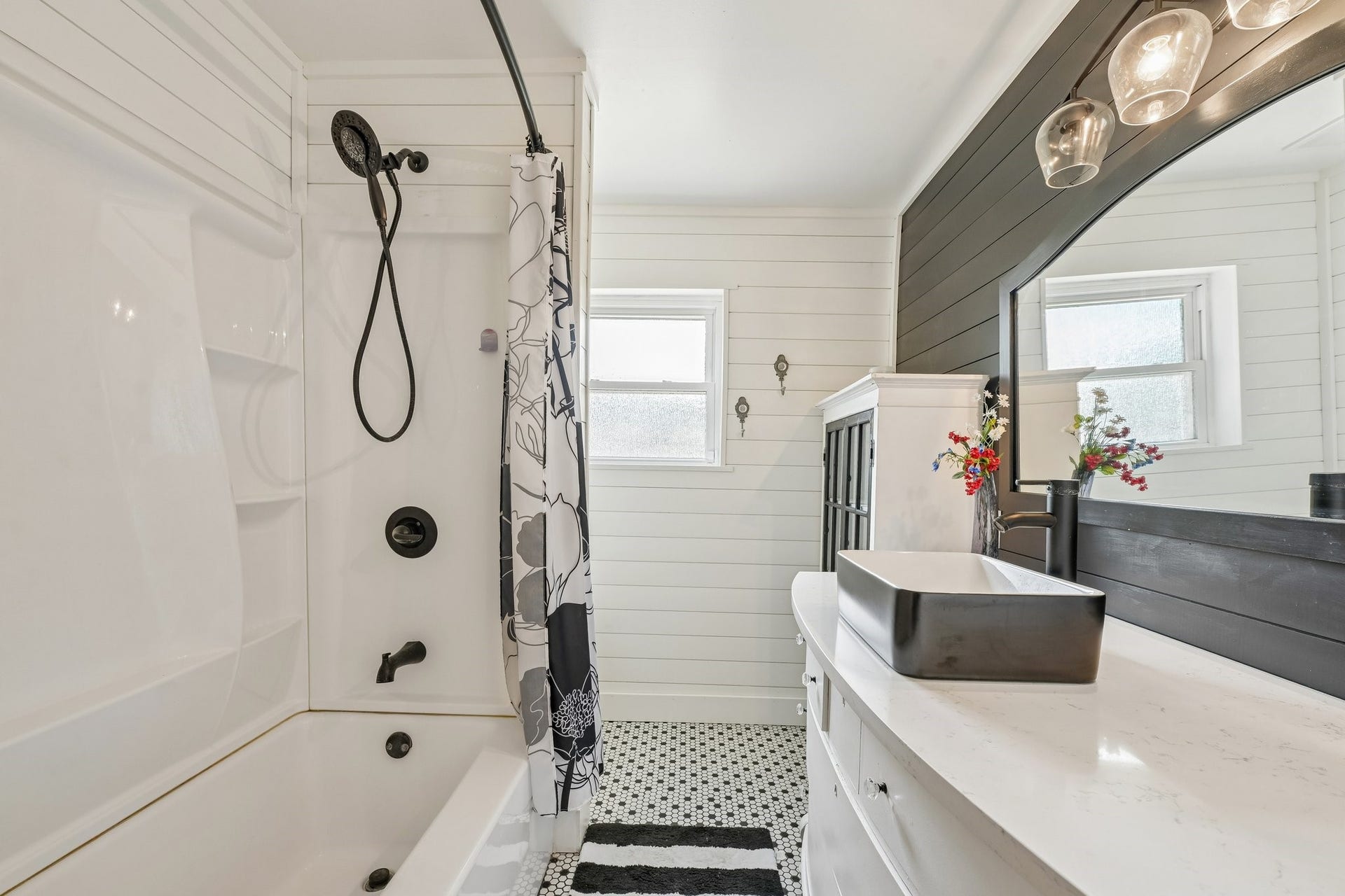 101 W Larkspur Drive, Alvin, TX 77511 Cute secondary bathroom with tub/shower combo.