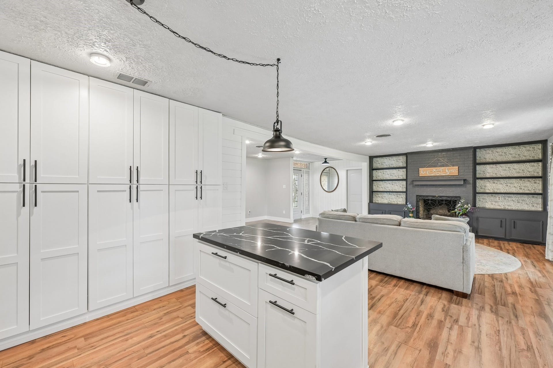 101 W Larkspur Drive, Alvin, TX 77511 Plenty of cabinet space.
