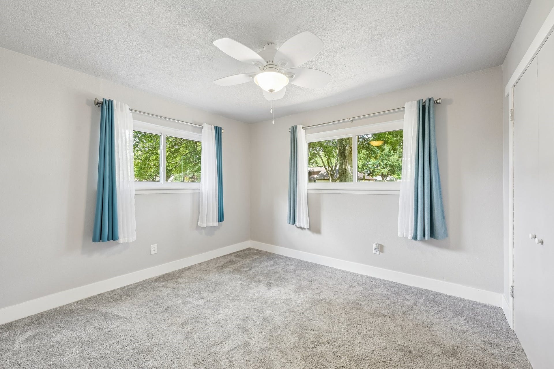 101 W Larkspur Drive, Alvin, TX 77511 Large secondary bedroom with plenty of natural light.