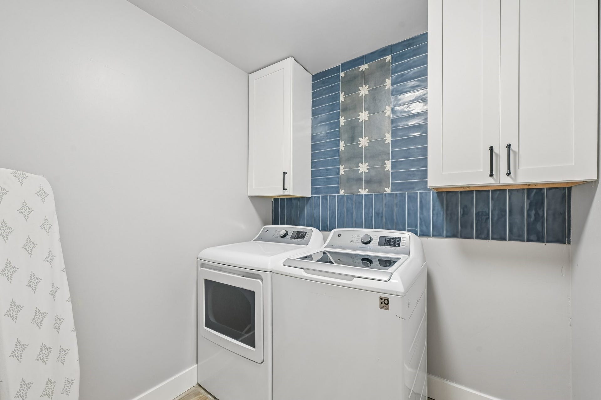 101 W Larkspur Drive, Alvin, TX 77511 Large laundry room. Washer and dryer even included in the sale.