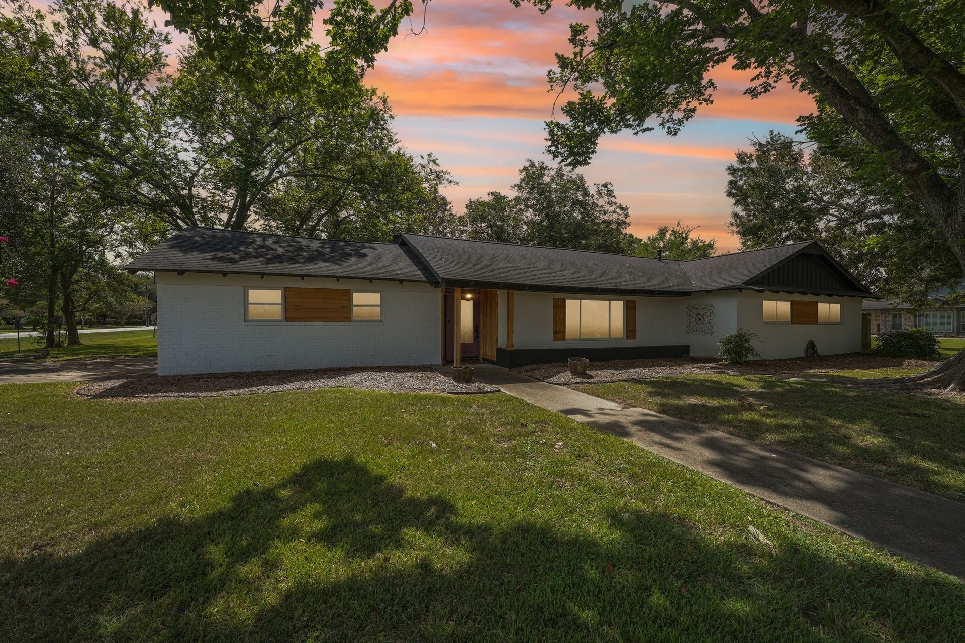 101 W Larkspur Drive, Alvin, TX 77511 Good night!