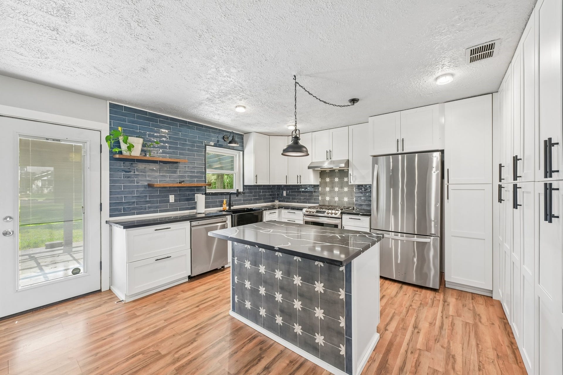 101 W Larkspur Drive, Alvin, TX 77511 Fully remodeled and updated kitchen complete with LG stainless steel appliances.