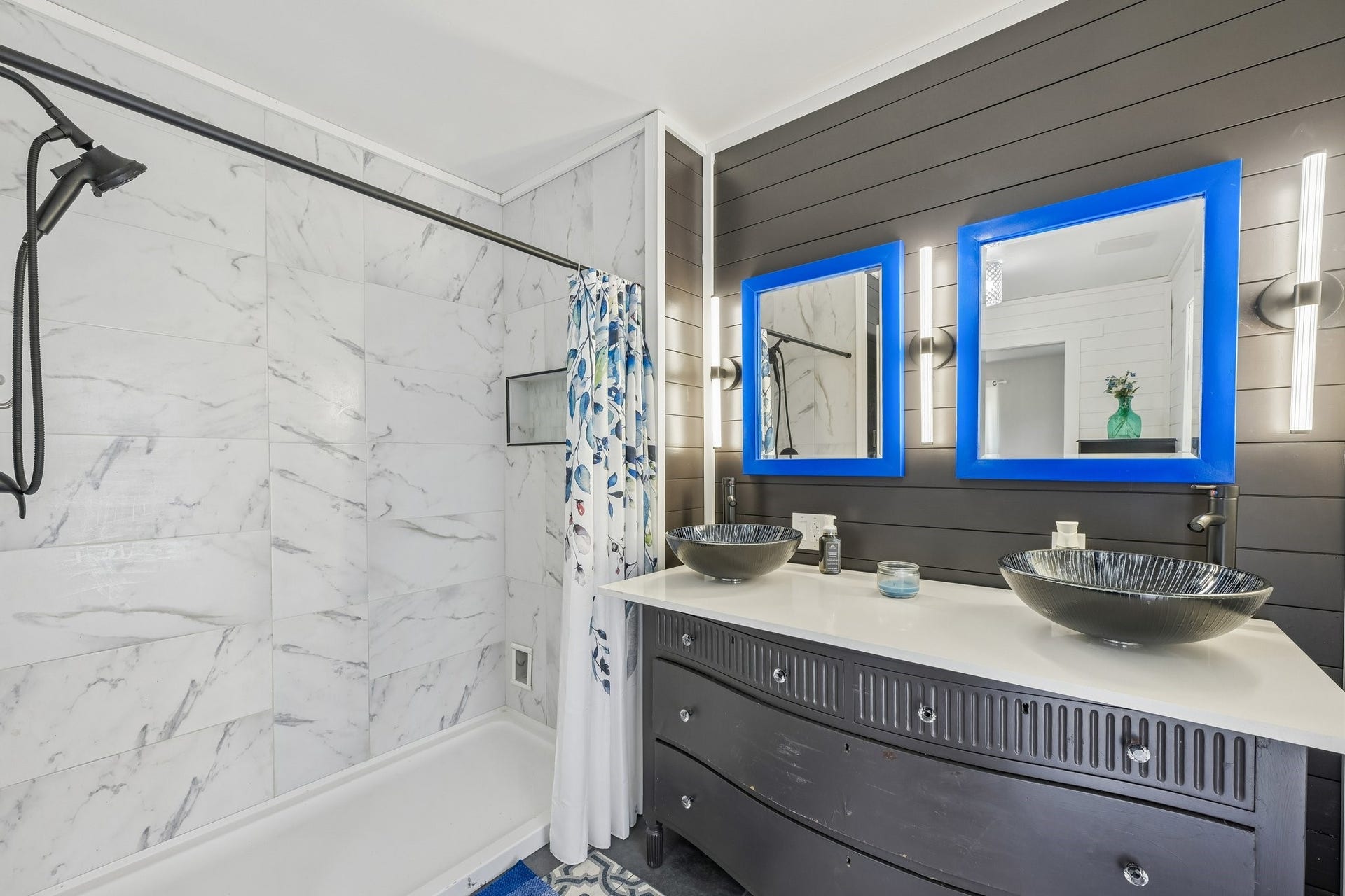 101 W Larkspur Drive, Alvin, TX 77511 Double vanity with walk-in shower in the ensuite.