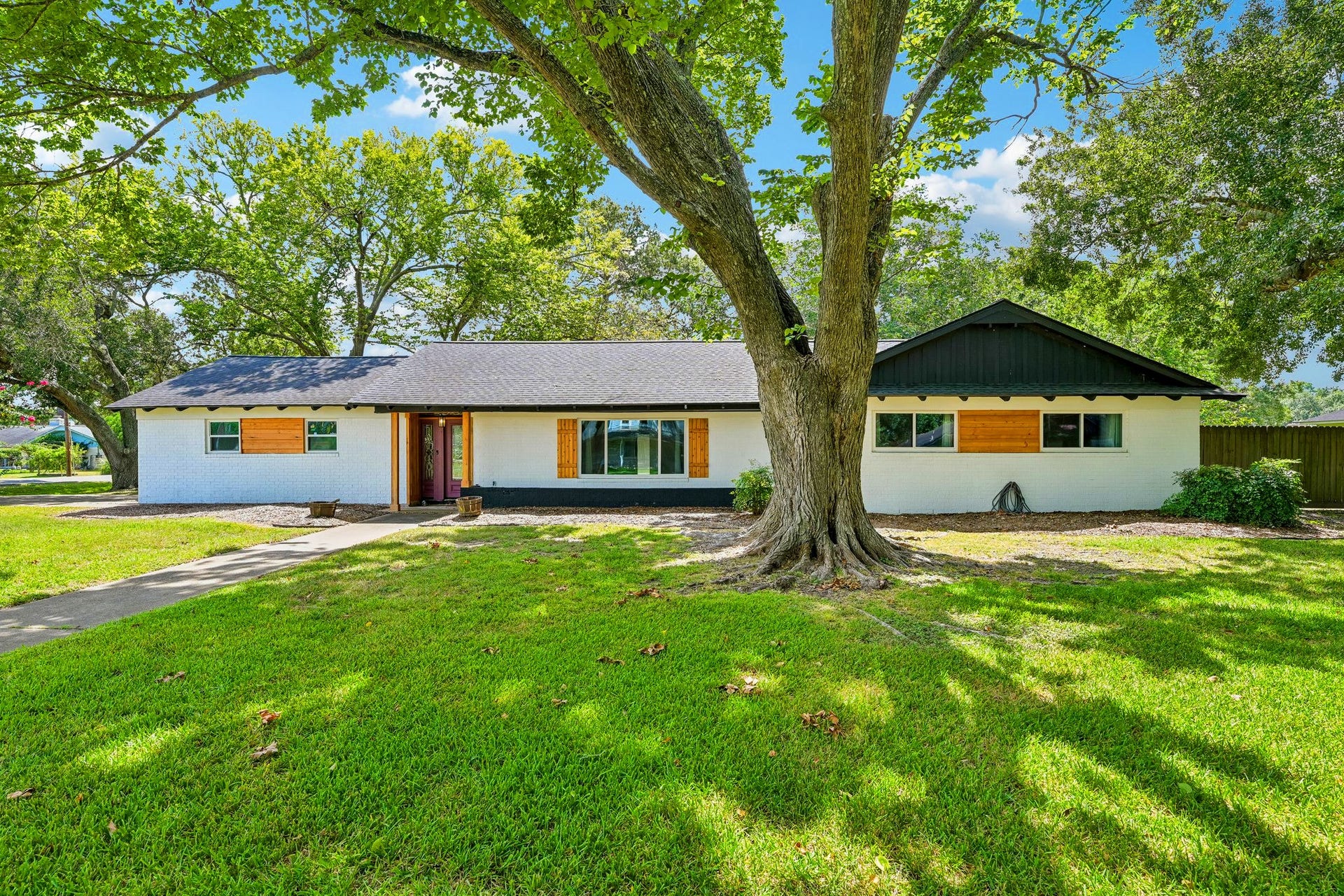 101 W Larkspur Drive, Alvin, TX 77511 Welcome home!!