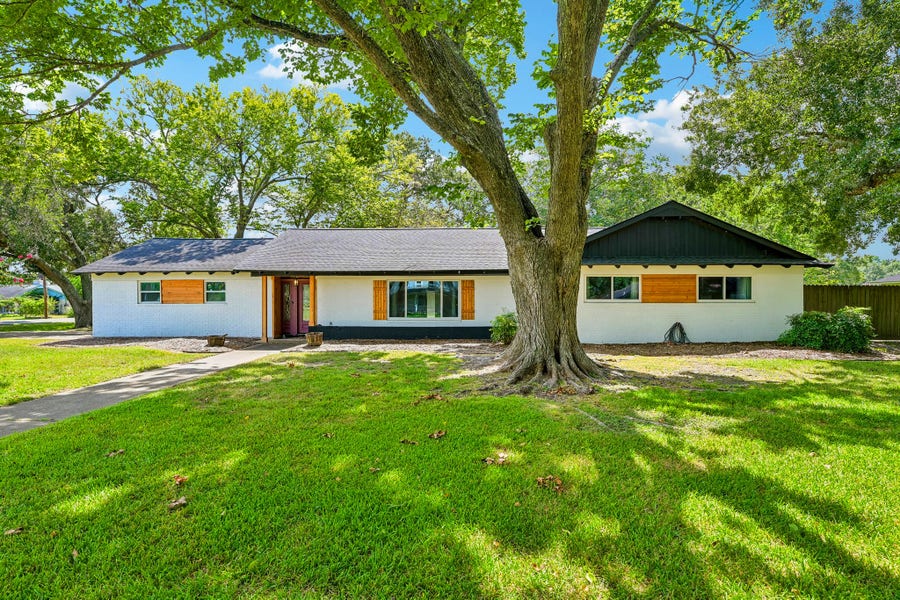 Property photo for 101 W Larkspur Drive, Alvin, TX