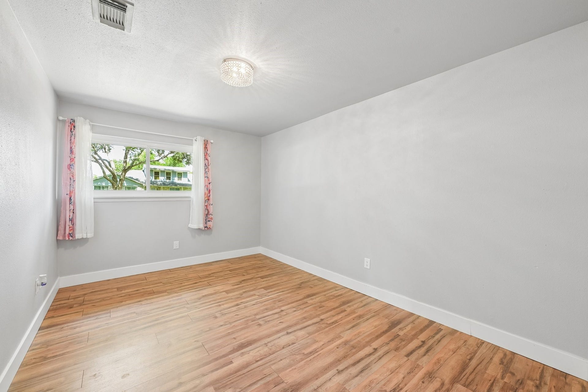 101 W Larkspur Drive, Alvin, TX 77511 Large secondary bedroom with no carpet.