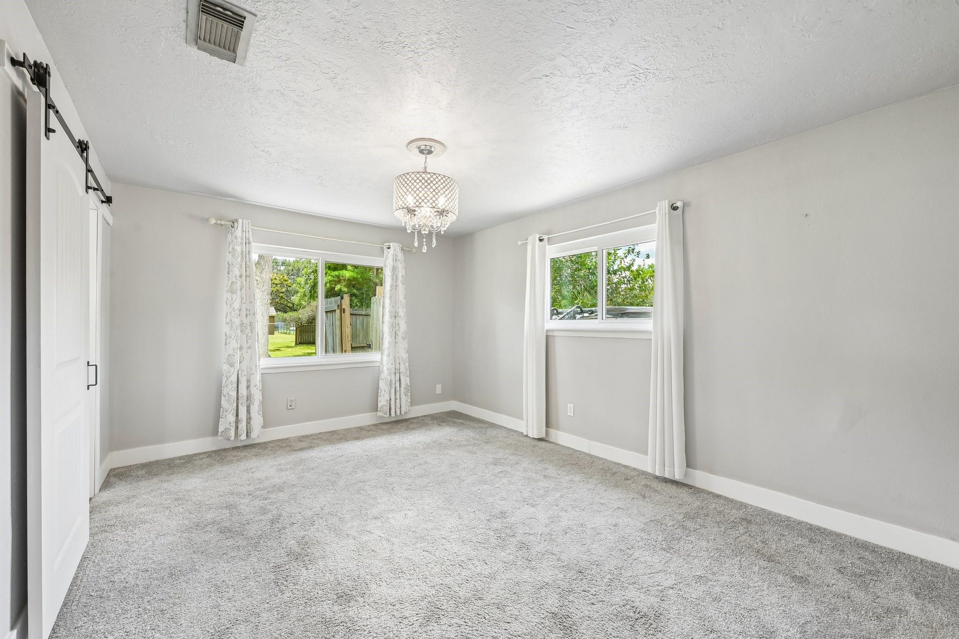 101 W Larkspur Drive, Alvin, TX 77511 Beautiful primary bedroom overlooking the spa and backyard.
