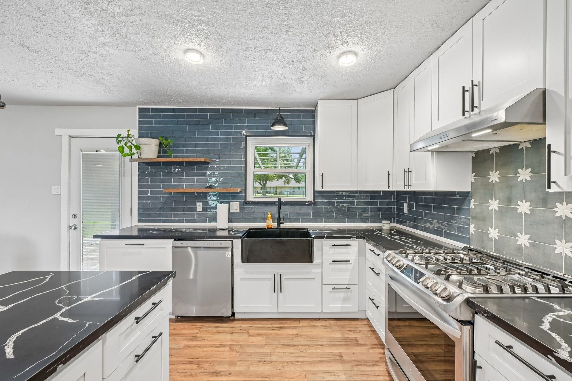 101 W Larkspur Drive, Alvin, TX 77511 Gorgeous granite, and the beautiful backsplash compliments it all so well.