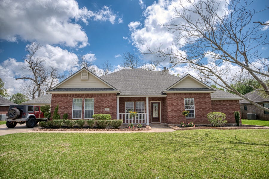 Property photo for 309 Williamsburg, Clute, TX