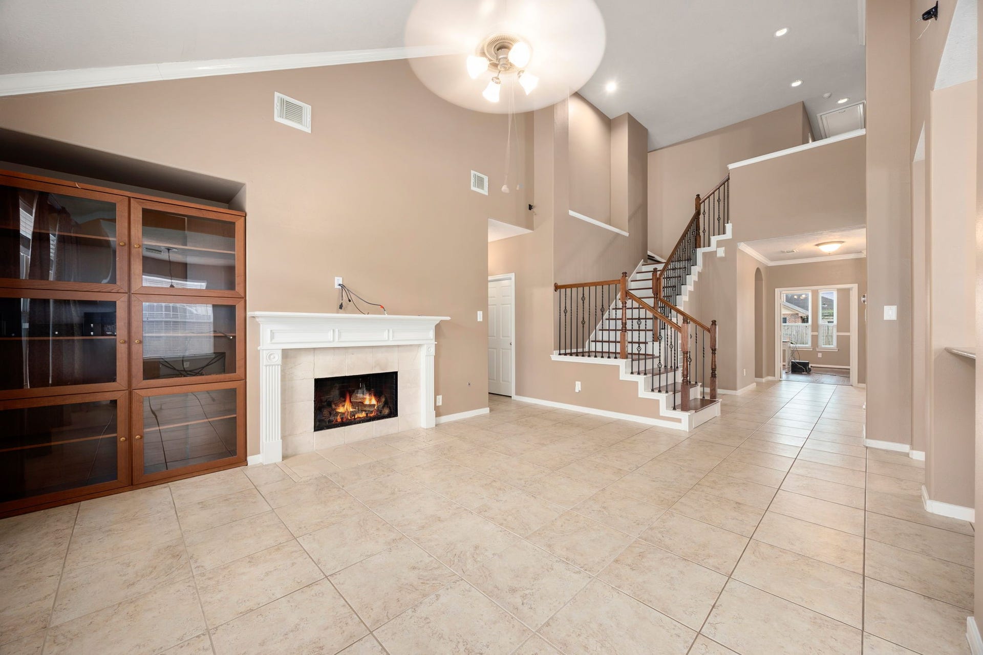 An exceptional view highlighting the home's true open-concept design. The spacious living area blends beautifully into the central hallway and entrance, offering an airy and connected environment that is ideal for hosting lively gatherings or quiet family evenings.