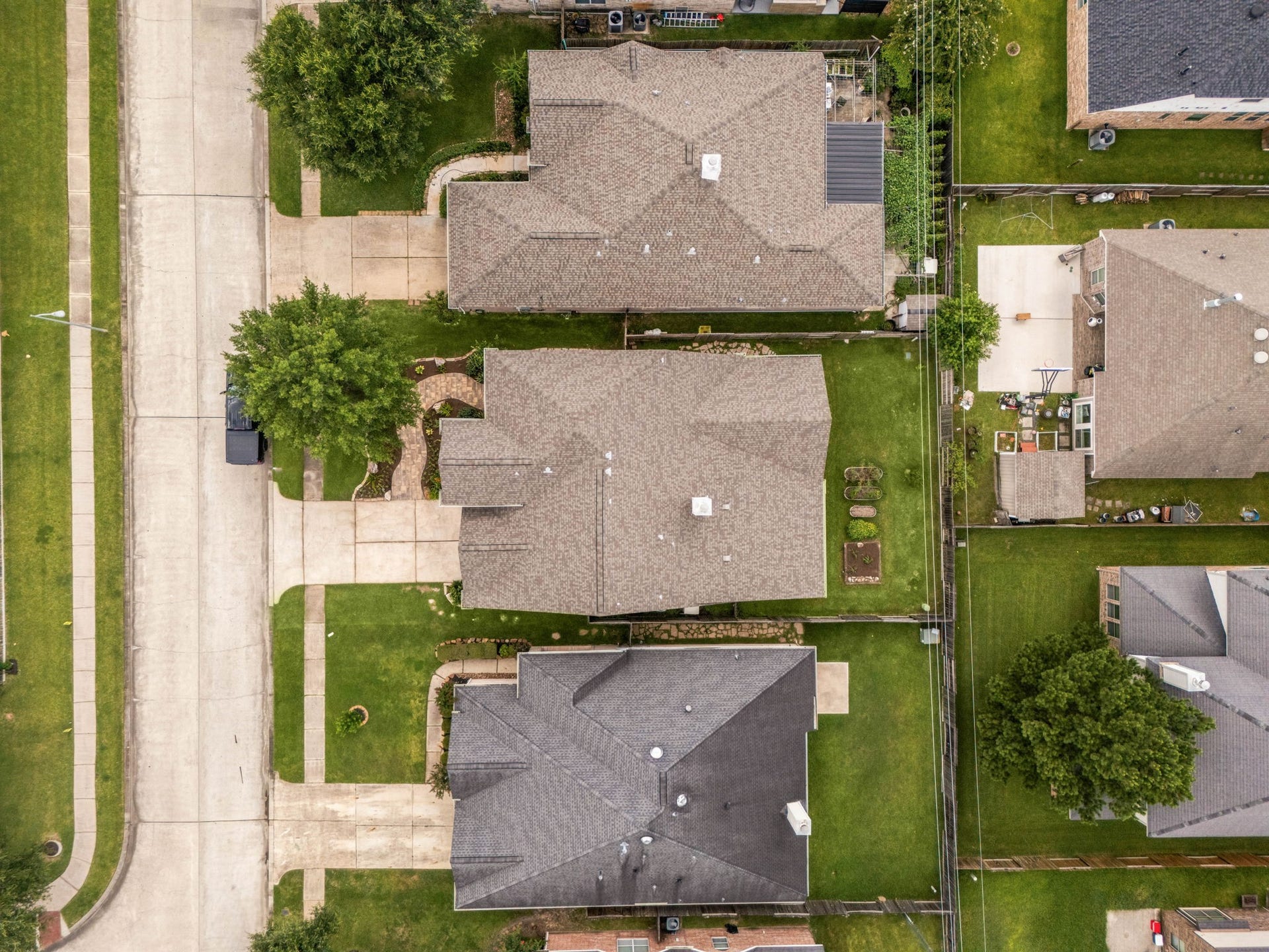 This home sits on a large lot with ample yard space in front and the back, lush landscaping and a well-maintained yard. Plenty of space to accommodate guest parking and situated on a quiet street in the Country Lake Estates community.