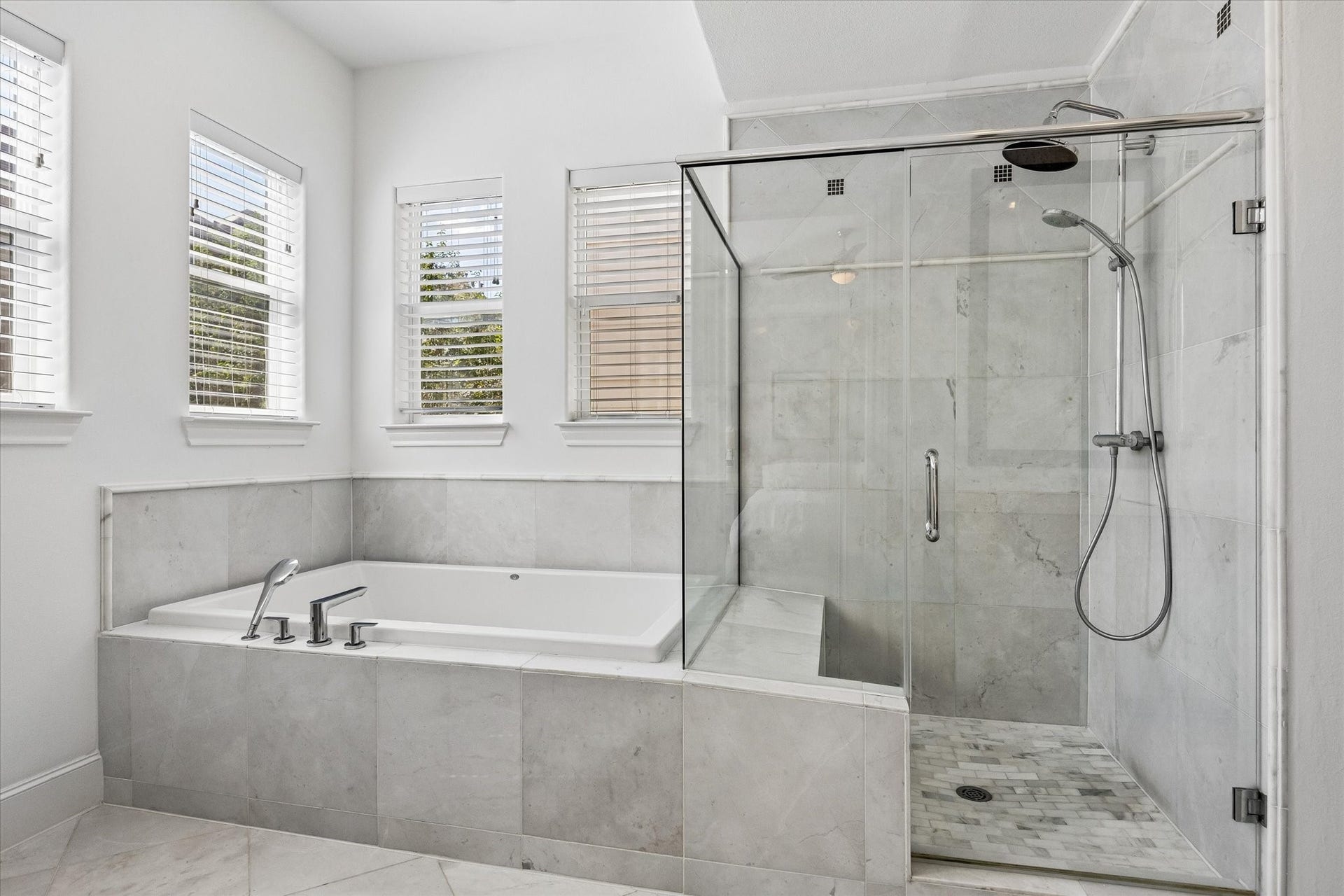 2018 Covent Garden Station, Houston, TX 77045 Oversized glass enclosed stand up shower (with a seat) & tub to relax in after a long day at work.