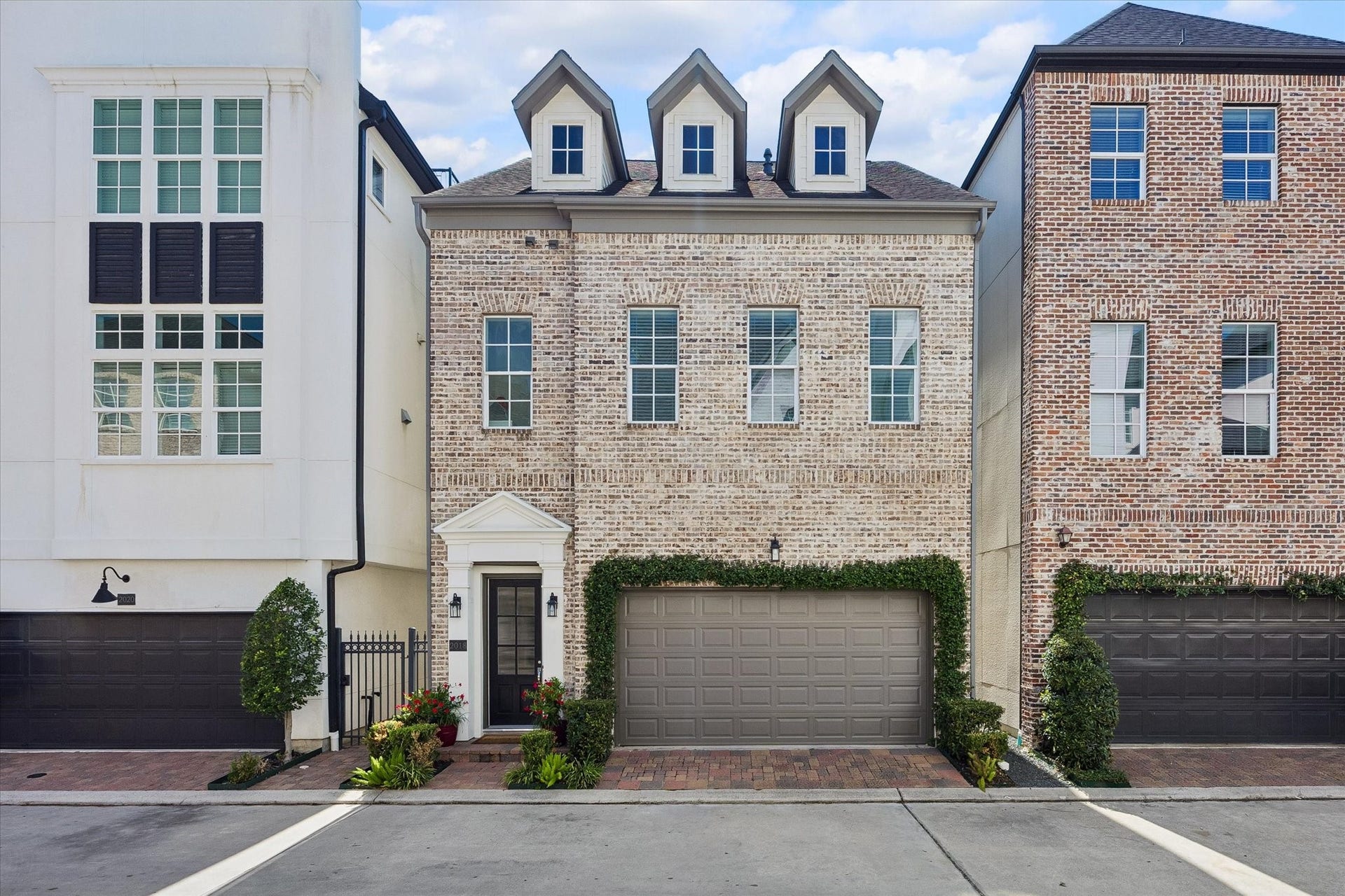 2018 Covent Garden Station, Houston, TX 77045 2018 Covent Garden Station, your European-style freestanding home with 1st floor living awaits you!
