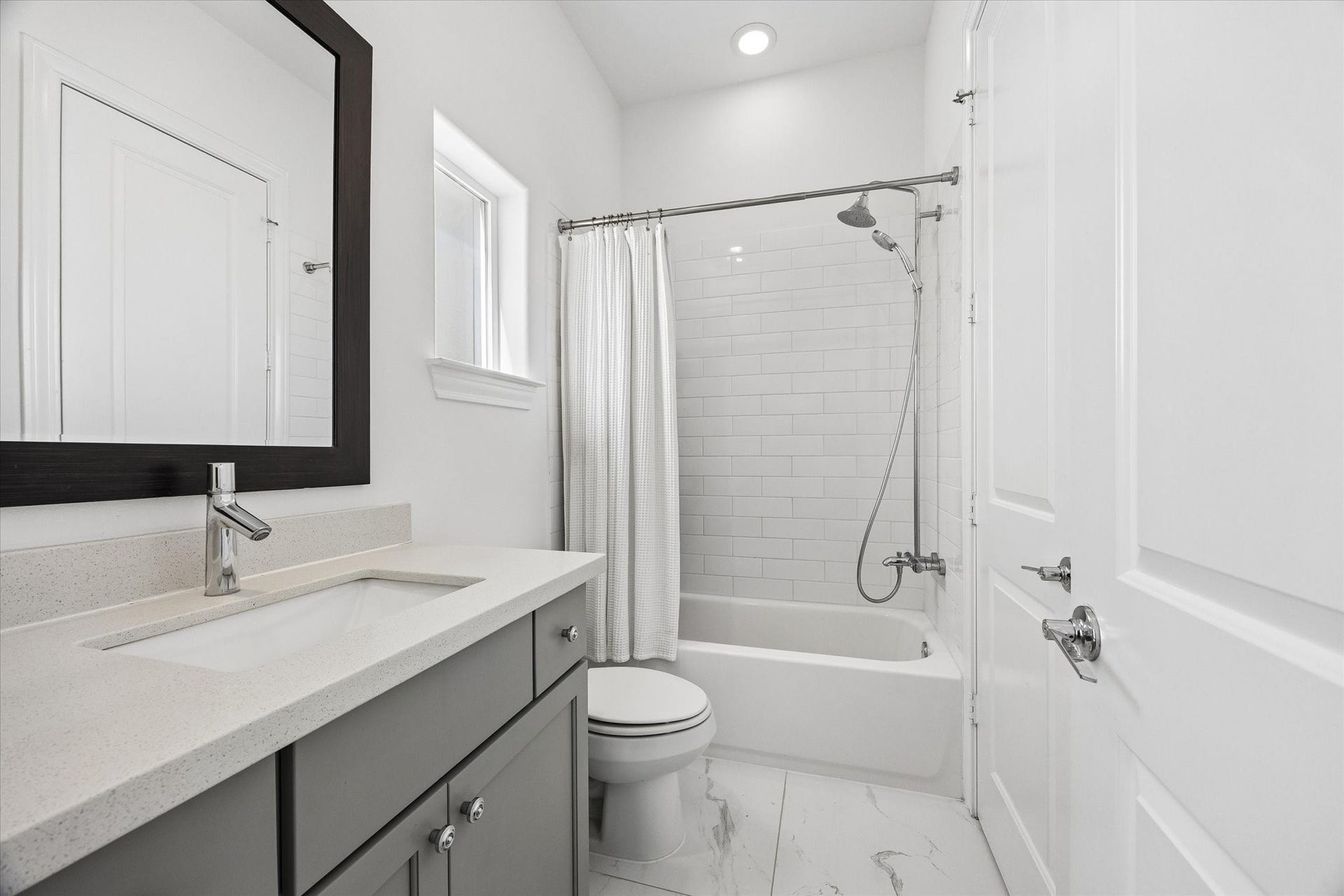 2018 Covent Garden Station, Houston, TX 77045 Guest Bathroom located between the two Secondary Bedrooms features a quartz countertop & a tub.