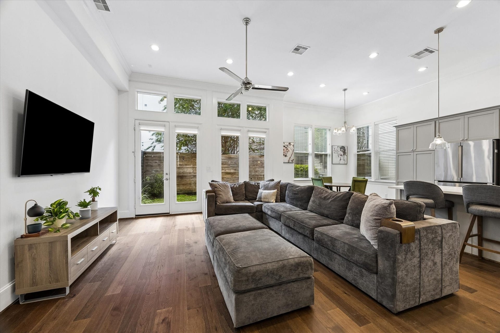 2018 Covent Garden Station, Houston, TX 77045 The Living Area can accommodate many different furniture configurations. 12 foot soaring ceilings, recessed lighting, hardwood floors, crown molding & the wall of windows highlight this space.