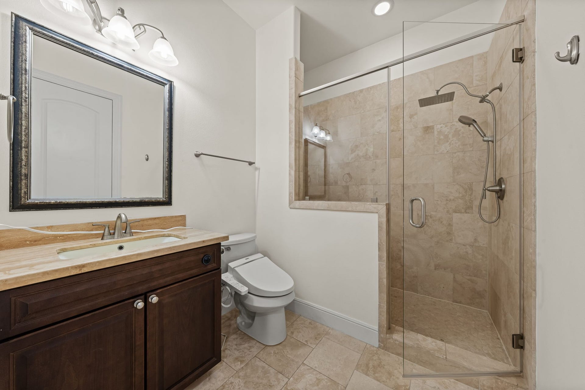 1423 Knox Street, Houston, TX 77007 The third full bathroom features a handsome vanity, modern fixtures, and a glass-enclosed shower. Its convenient location comfortably serves the upper-level bedroom and game room.