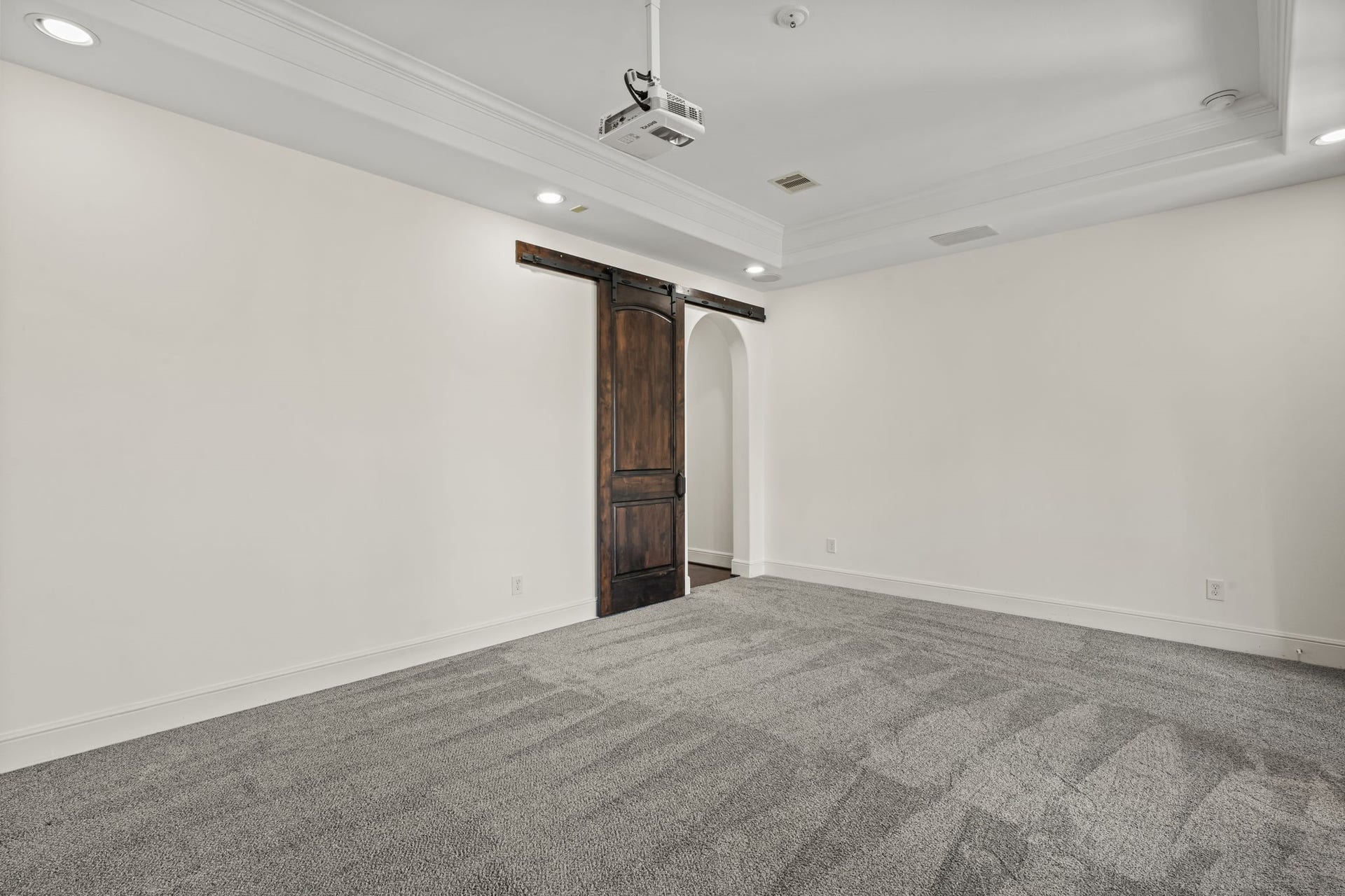 1423 Knox Street, Houston, TX 77007 An alternate view emphasizes the secondary bedroom's open floor area and flexible arrangement. Plush carpeting and understated finishes create a comfortable retreat.