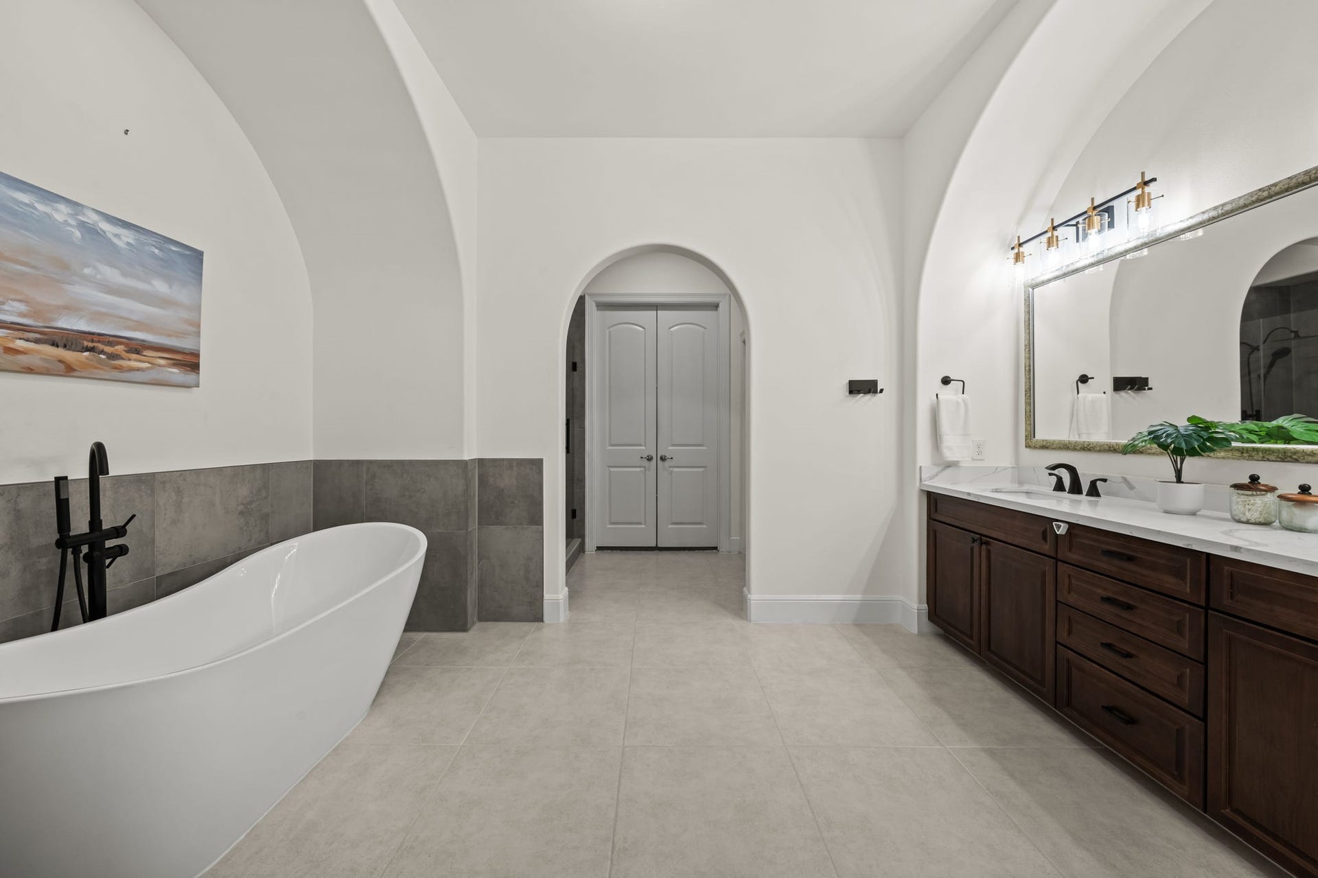 1423 Knox Street, Houston, TX 77007 The renovated primary bathroom presents a fresh, elevated retreat with carefully selected finishes. A spacious layout and abundant natural light contribute to its calm, spa-inspired atmosphere.