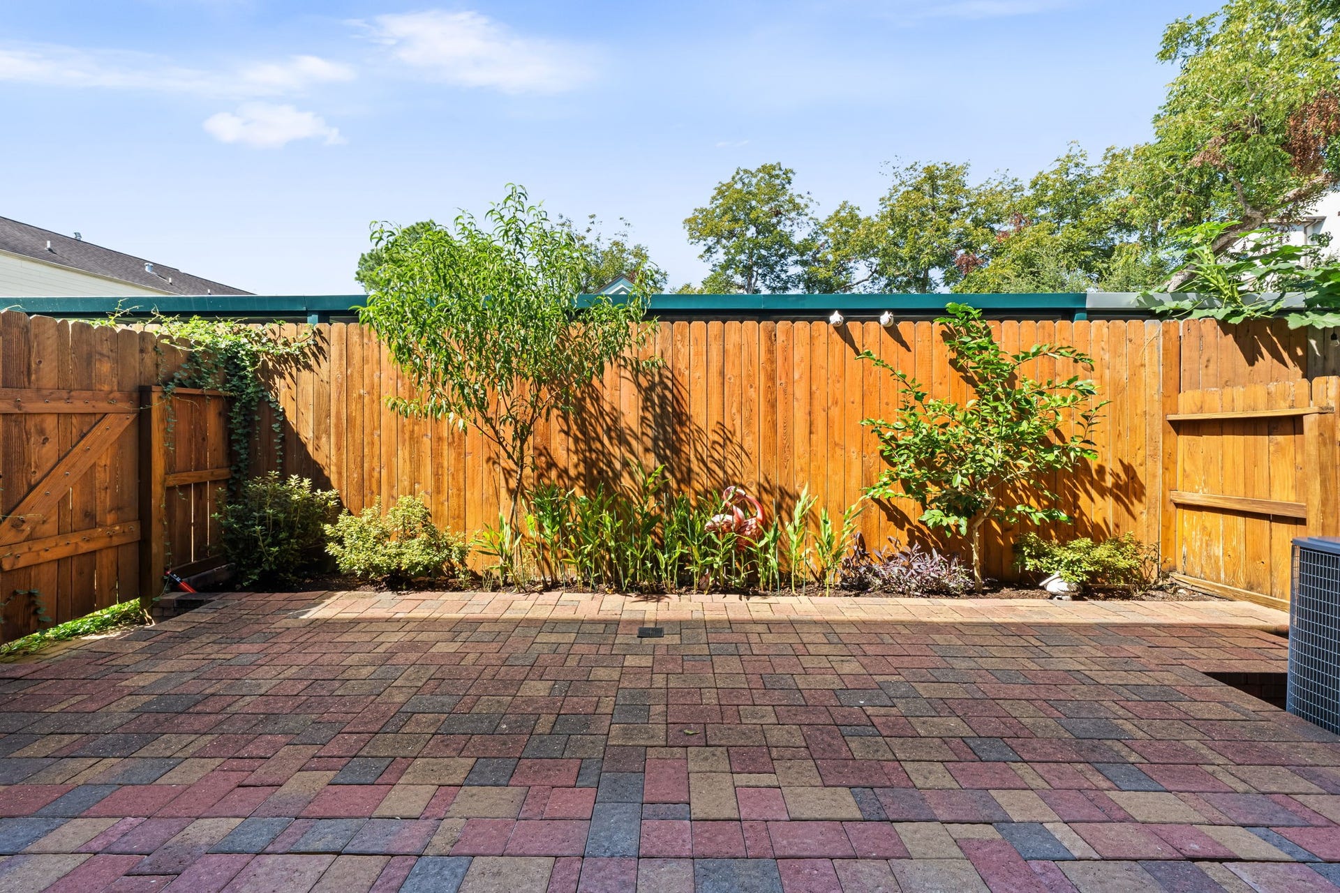 1423 Knox Street, Houston, TX 77007 A generous brick-paved courtyard creates ample room for open-air gatherings and recreation. Fenced boundaries provide privacy within this thoughtfully designed urban residence.