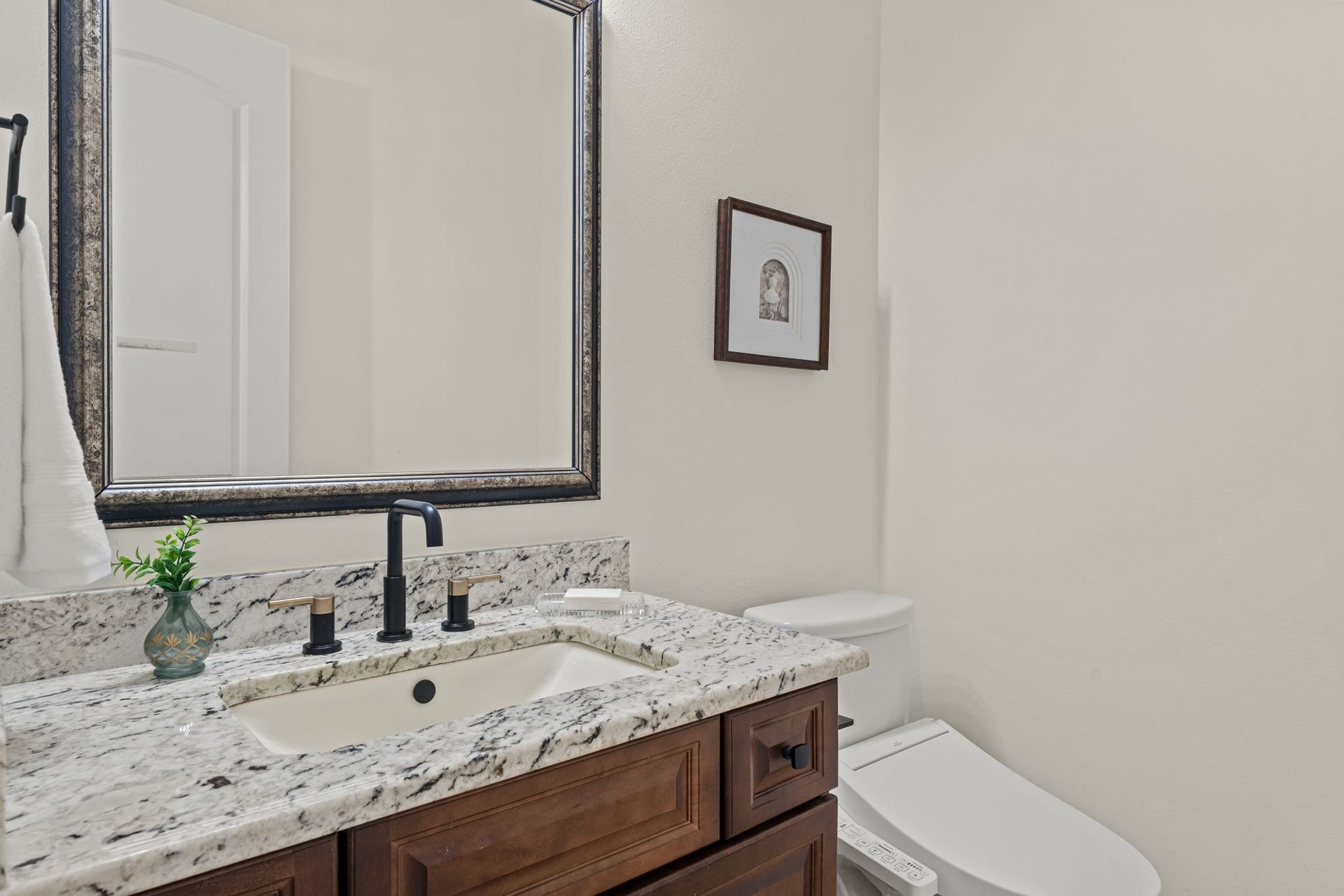 1423 Knox Street, Houston, TX 77007 The powder bath delivers a refined statement with an elegant vanity and sculptural vessel sink. Its convenient first-floor placement is ideal for guests.