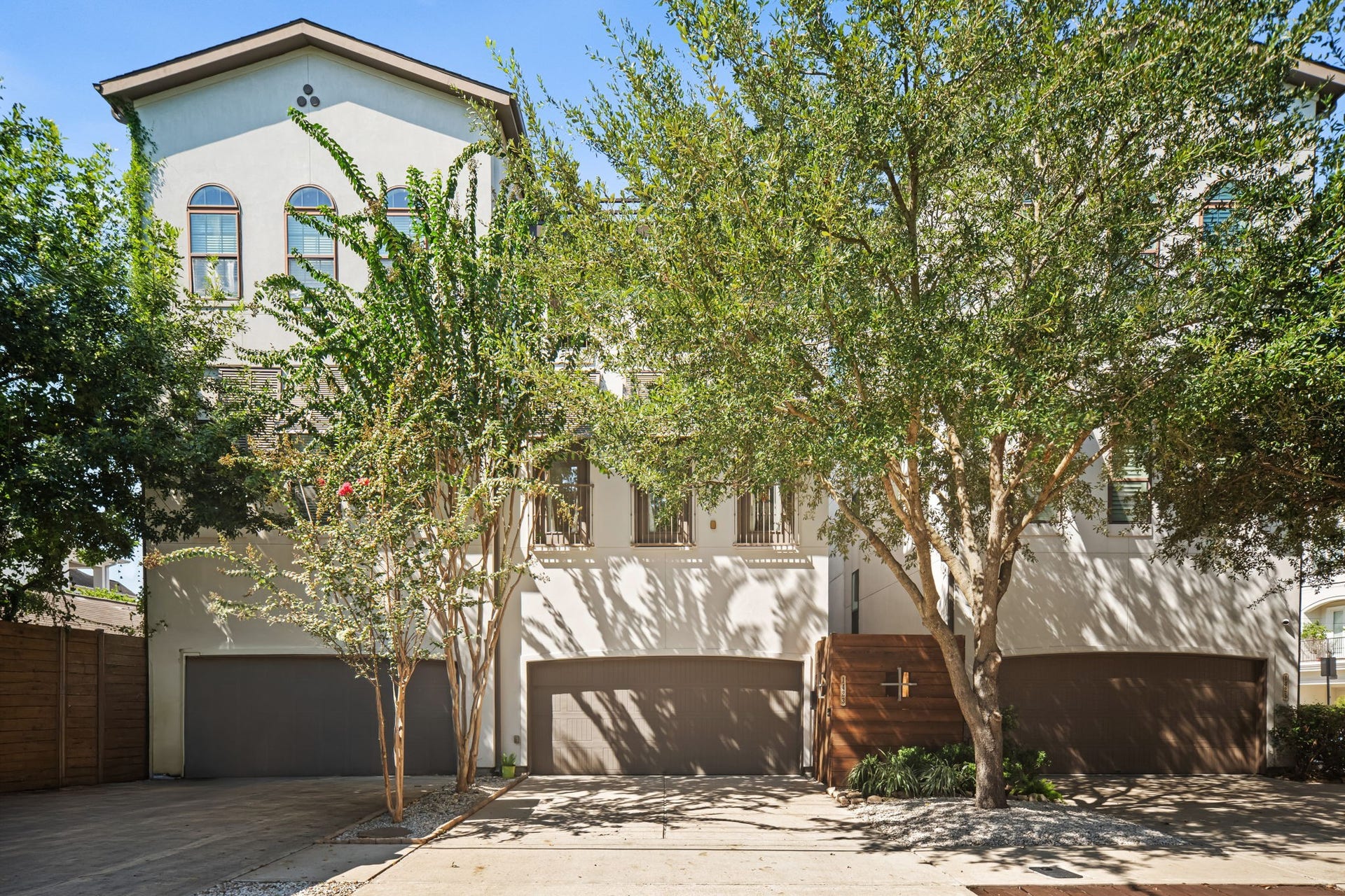1423 Knox Street, Houston, TX 77007 Welcome to 1423 Knox Street, a refined first-floor living residence in sought-after Rice Military. The home offers generous interiors, multiple outdoor spaces, and convenient access to Memorial Park, Buffalo Bayou, dining, and entertainment.
