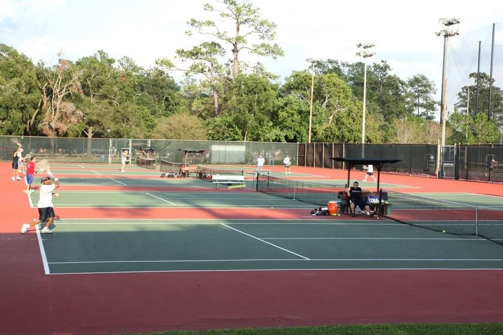 1423 Knox Street, Houston, TX 77007 Enjoy outdoor recreation at nearby Memorial Parks tennis courts.