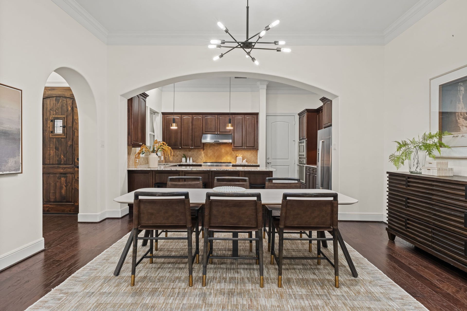 1423 Knox Street, Houston, TX 77007 The dining area is framed by graceful arches and distinctive architectural details. Its central location creates a natural gathering point between the kitchen and living room.