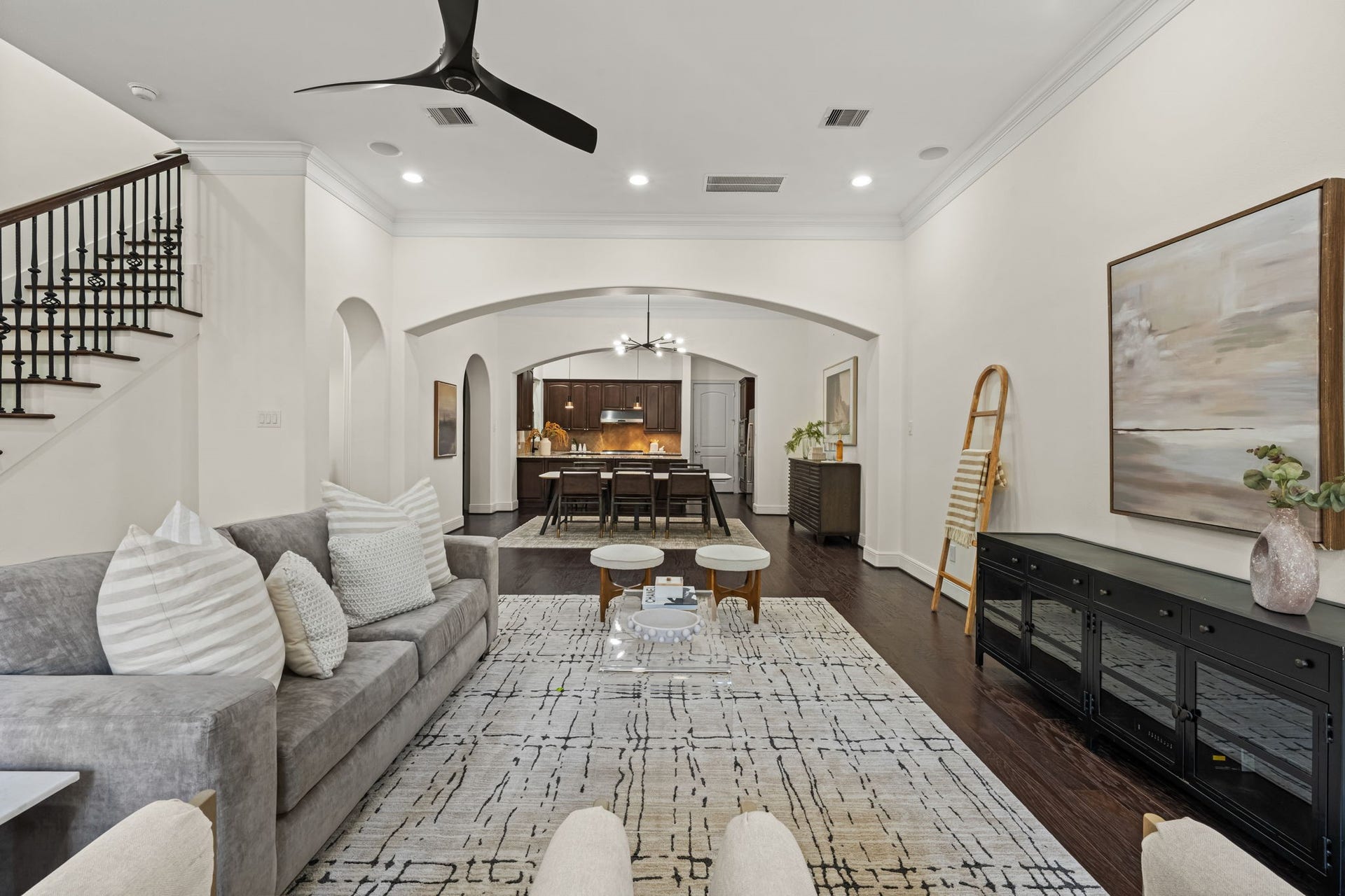 1423 Knox Street, Houston, TX 77007 The living room offers an inviting focal point and ample wall space for art or media. Abundant natural light and balanced proportions give the room a calm, polished atmosphere.